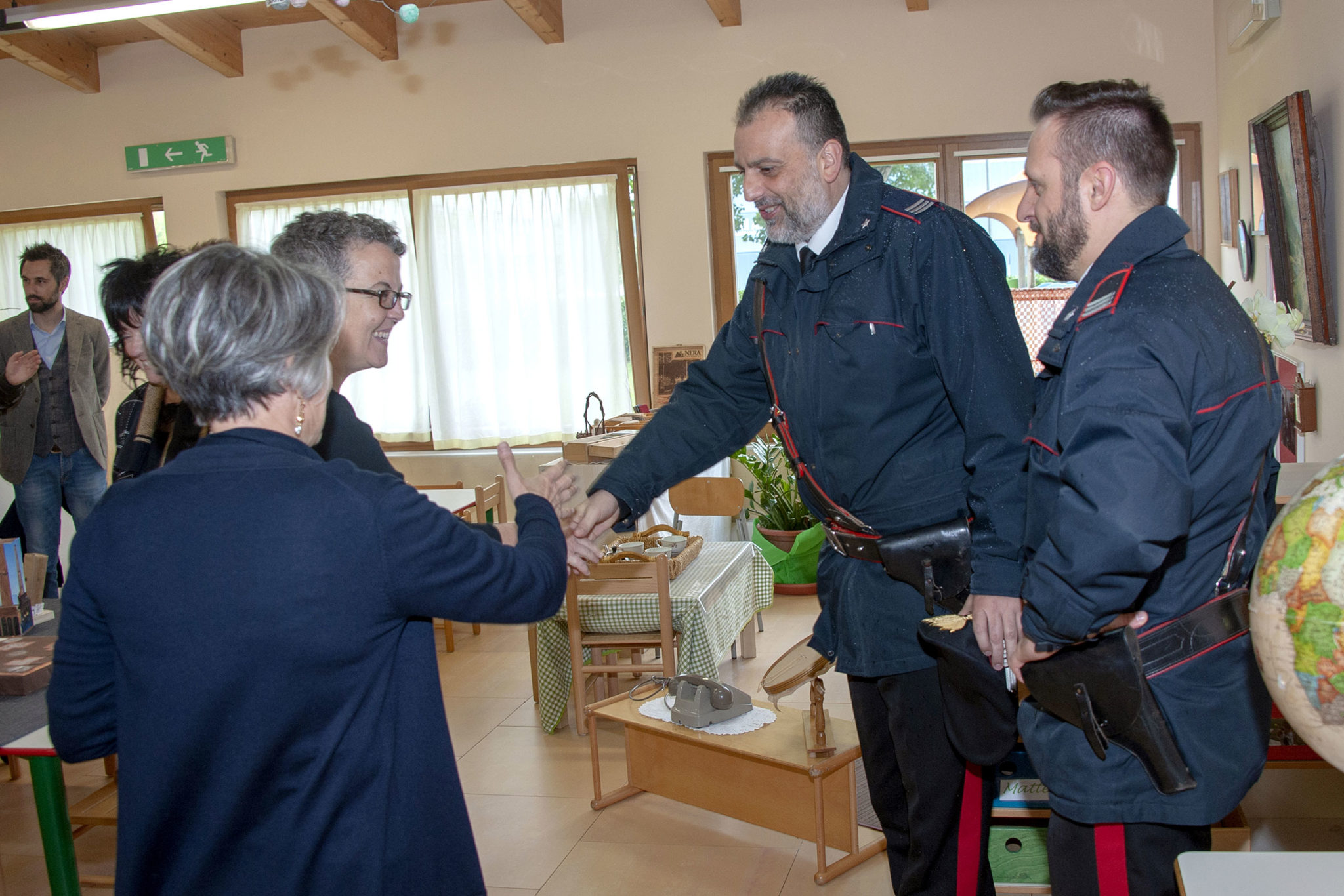 Un'immagine che ritrae giacca, capispalla, pantaloni, mobilia e cappotto.
