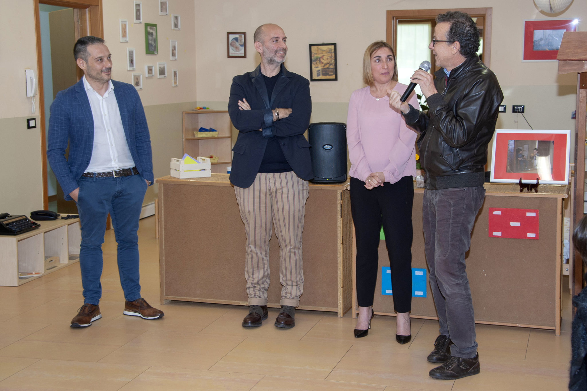 Un'immagine che ritrae vestiario, jeans, pantaloni, capispalla e pavimentazione.