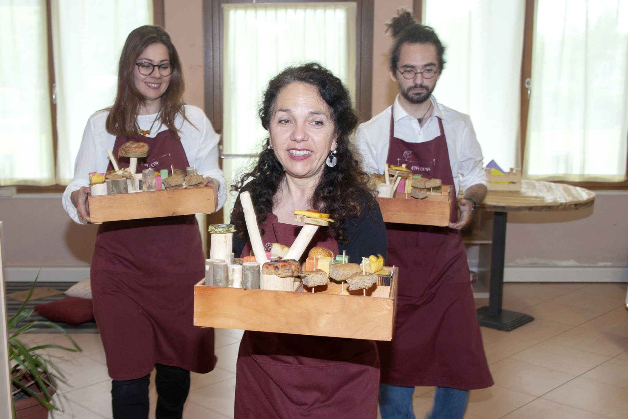 Un'immagine che ritrae sorriso, grembiule, cuoco, cucinare e complessivamente.