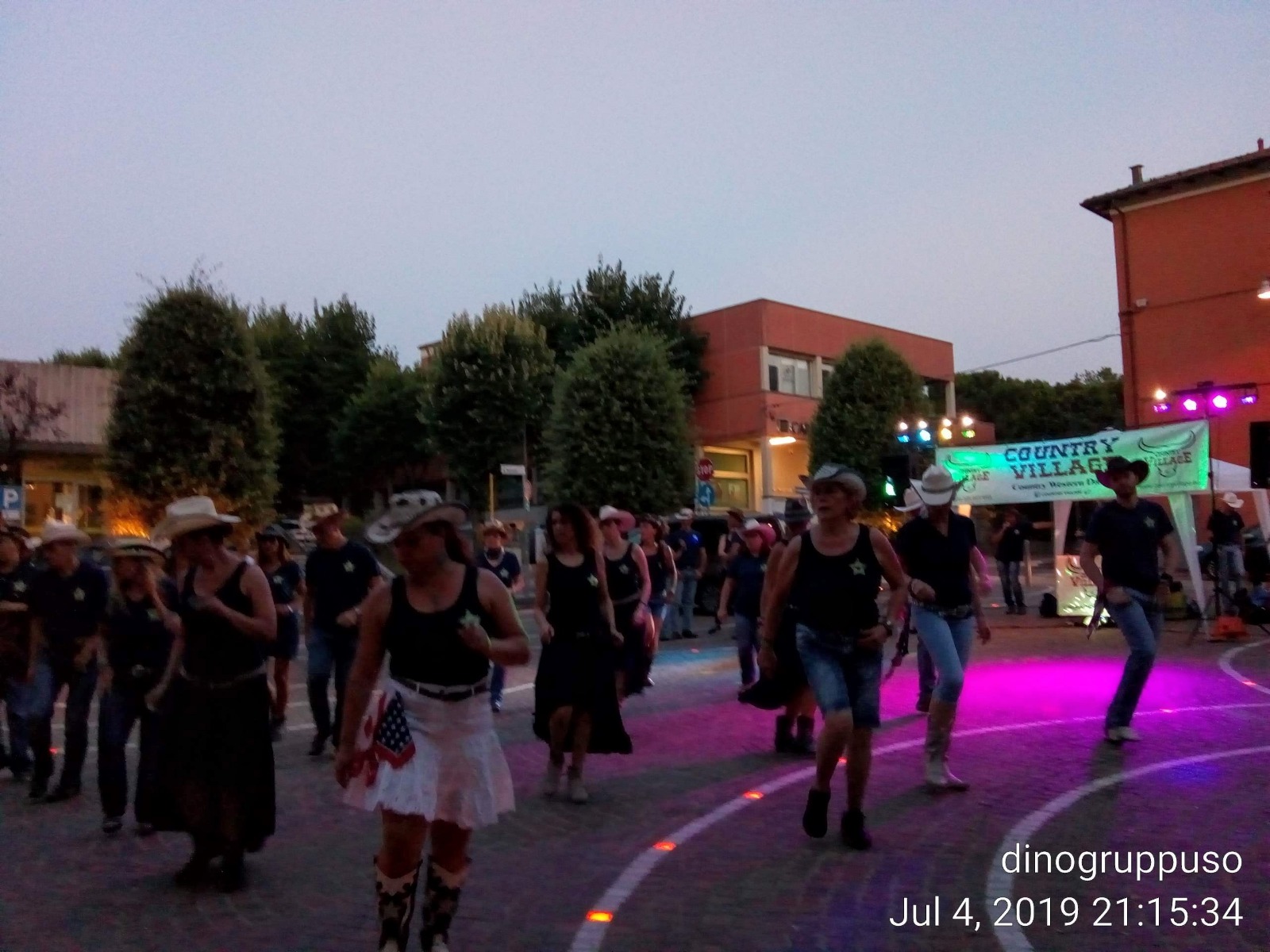 Un'immagine che ritrae calzature, evento, divertimento, folla e spazio pubblico.