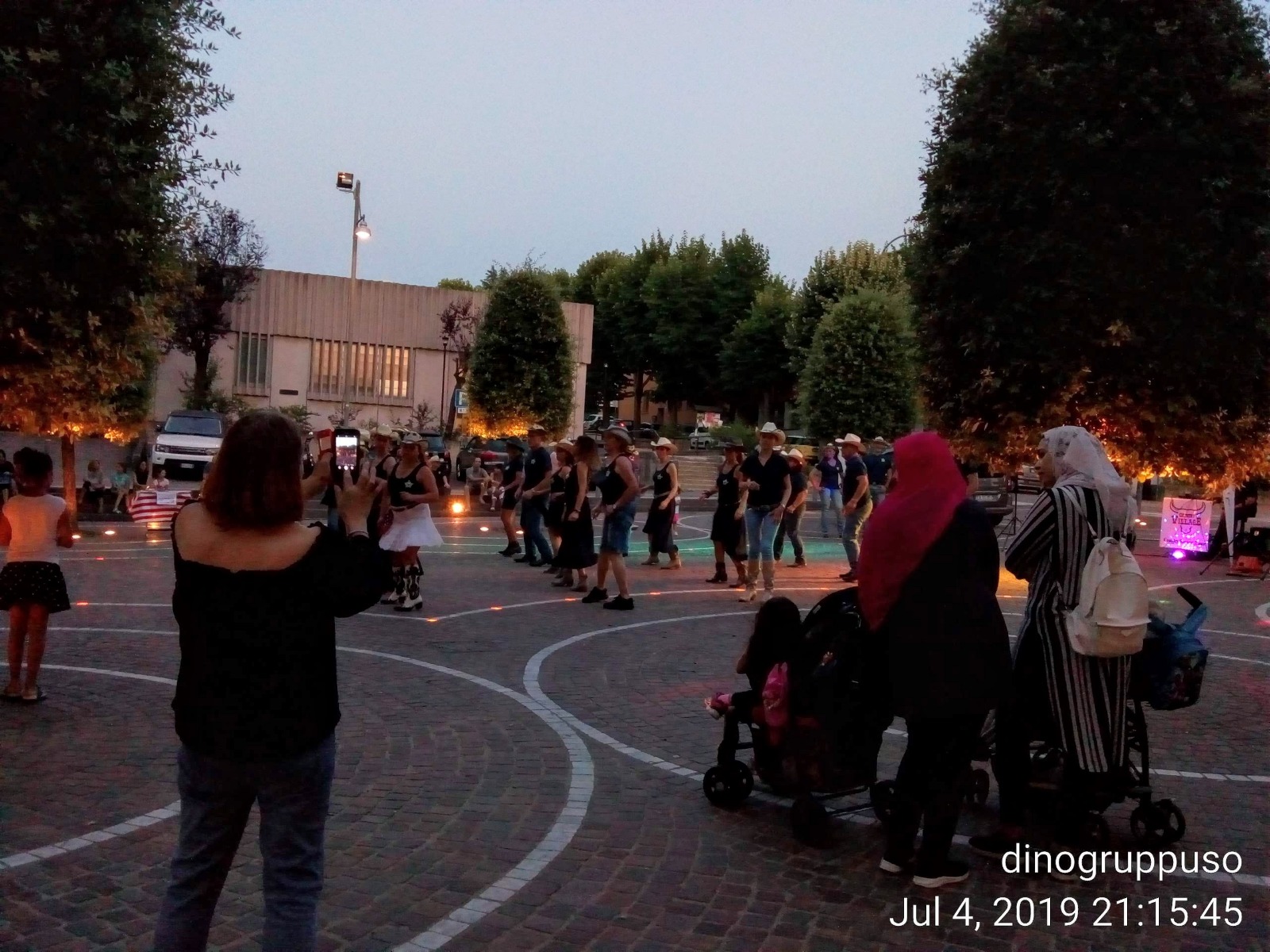 Un'immagine che ritrae spazio pubblico, ricreazione, pedonale, folla e tempo libero.