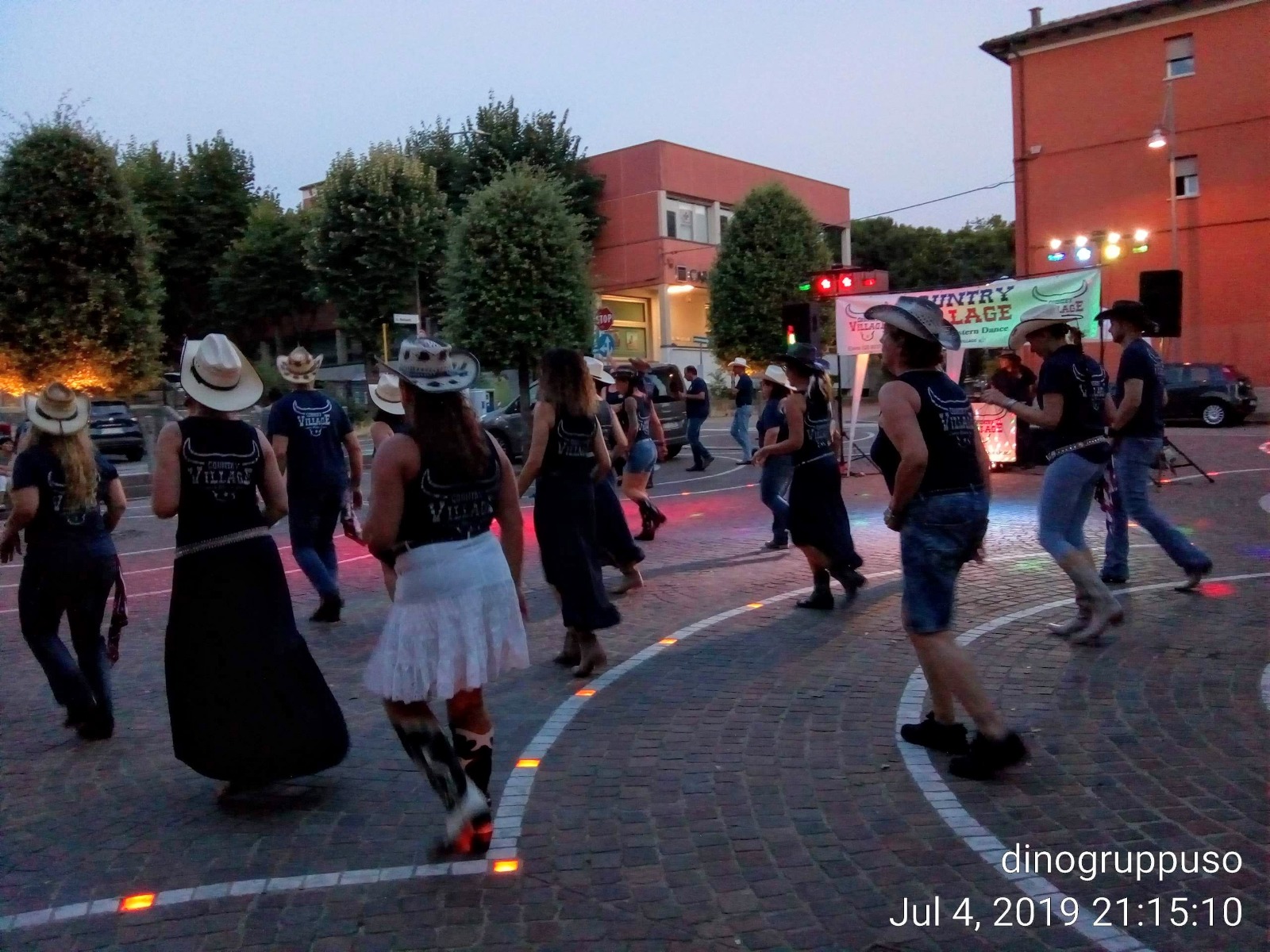 Un'immagine che ritrae calzature, gamba, evento, divertimento e pedonale.