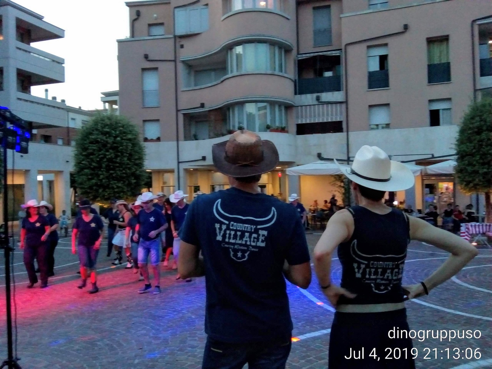 Un'immagine che ritrae divertimento, evento, cappello, arti performative e folla.