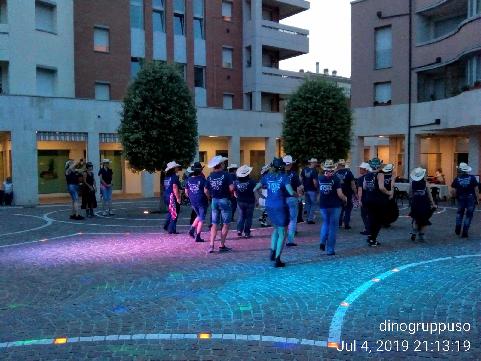 Un'immagine che ritrae spazio pubblico, pedonale, folla, divertimento e ricreazione.