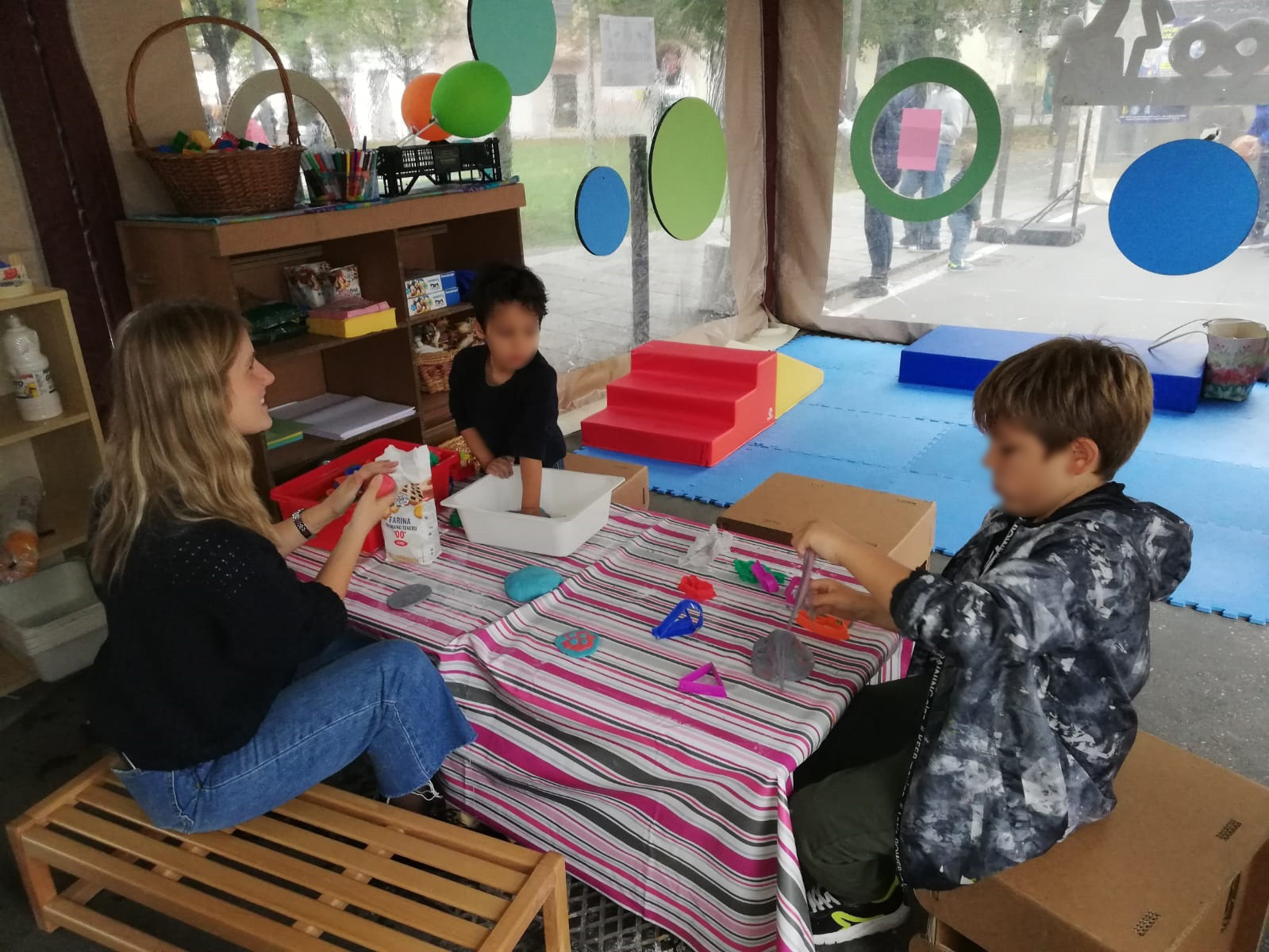 Un'immagine che ritrae mobilia, tavolo, bambino, pavimentazione e sedia.