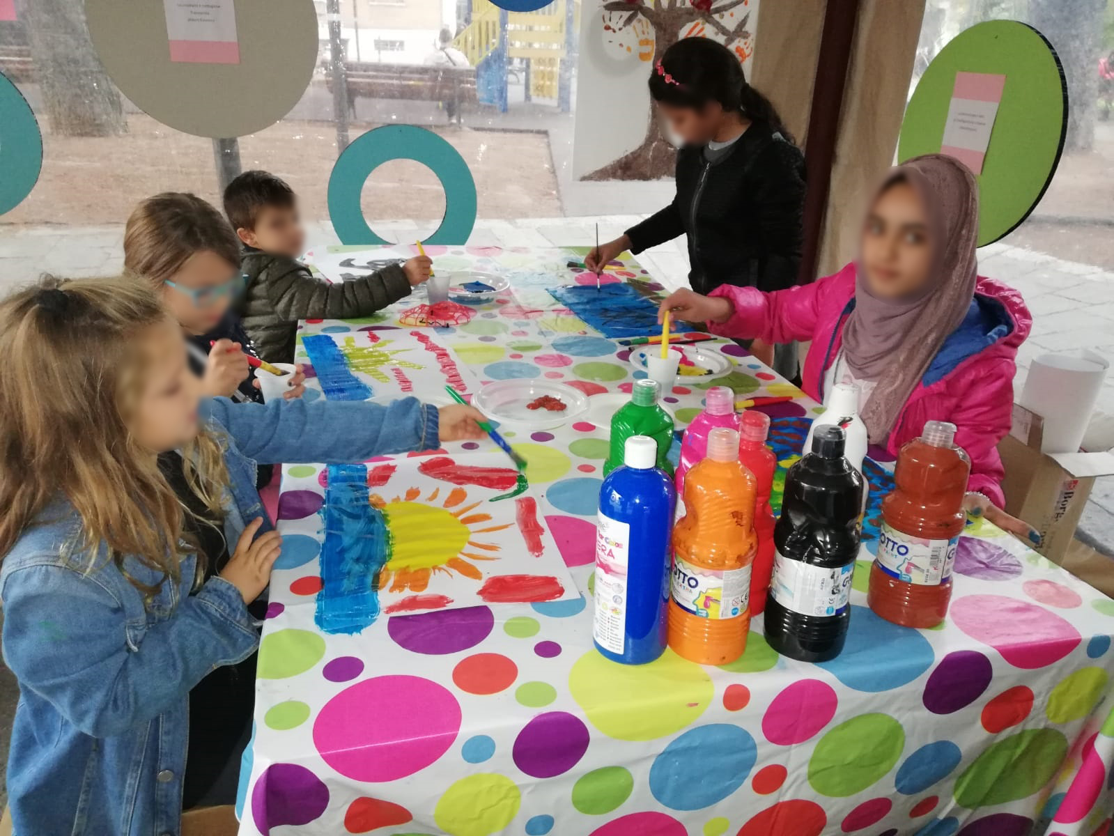 Un'immagine che ritrae tavolo, mobilia, tessile, plastica e sedia.