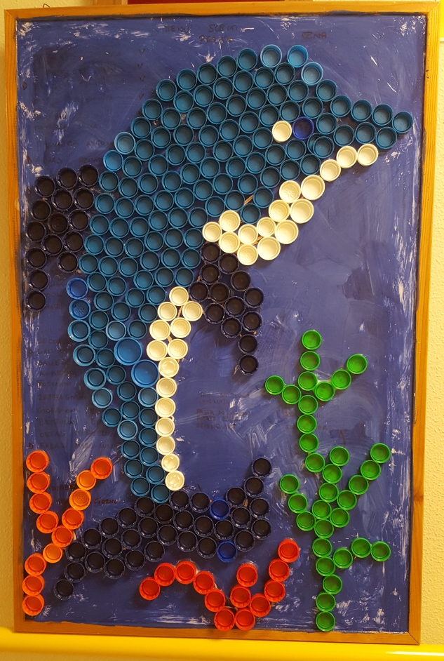 Un'immagine che ritrae arti creative, mosaico, colore, mestiere e tappo di bottiglia.