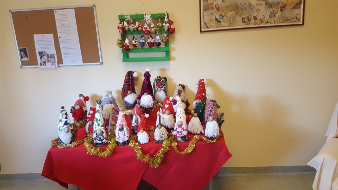 Un'immagine che ritrae giocattolo, evento, decorazione natalizia, giorno di natale e personaggio immaginario.