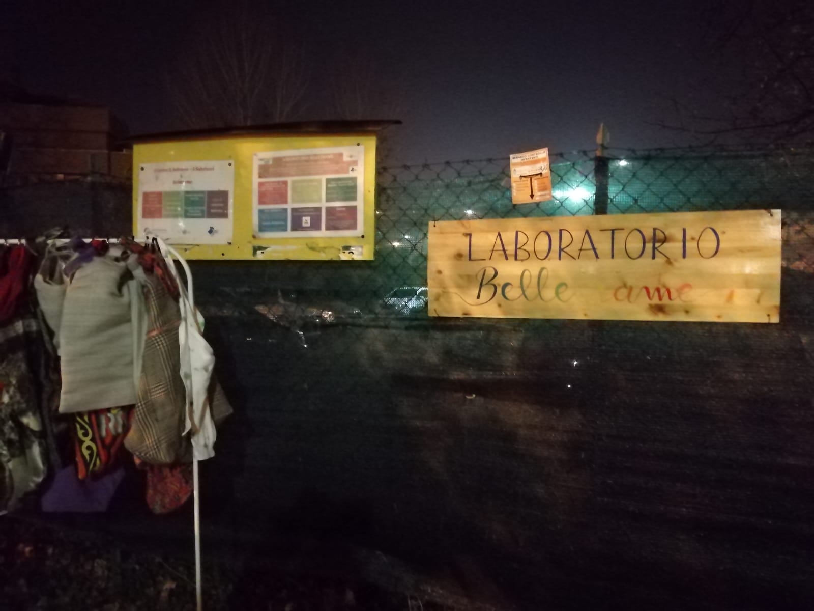 Un'immagine che ritrae notte e cartello.