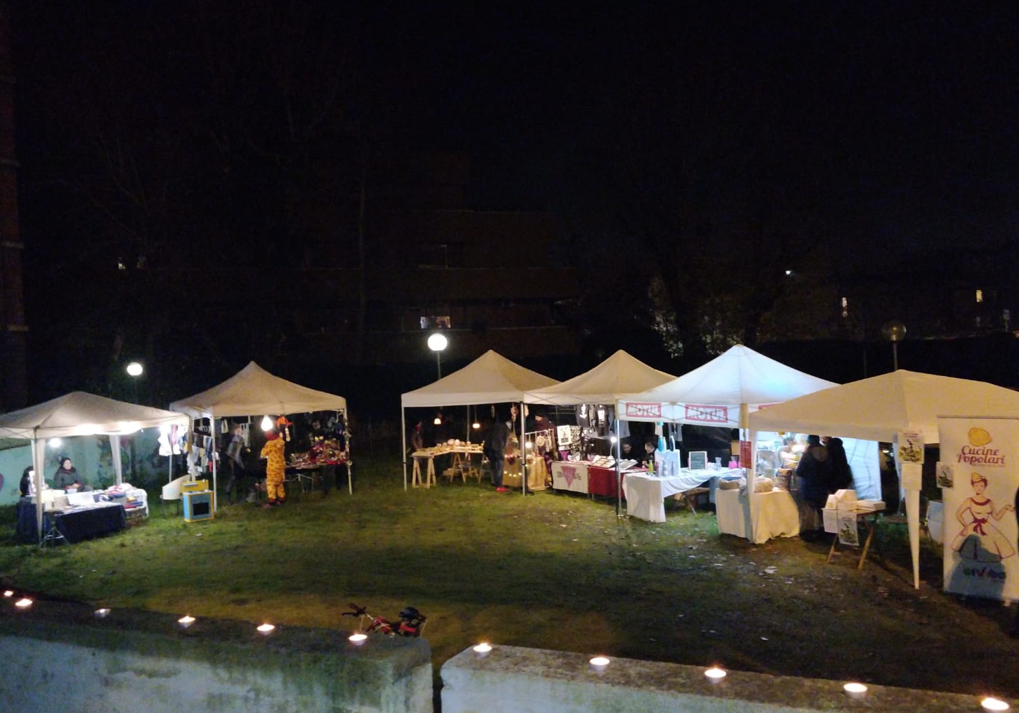 Un'immagine che ritrae notte, tenda, evento, baldacchino e spazio pubblico.