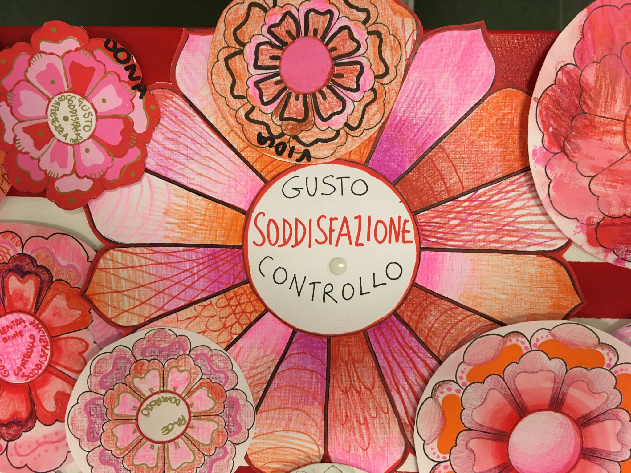 Un'immagine che ritrae petalo, rosa, carta, prodotto di carta e arti creative.