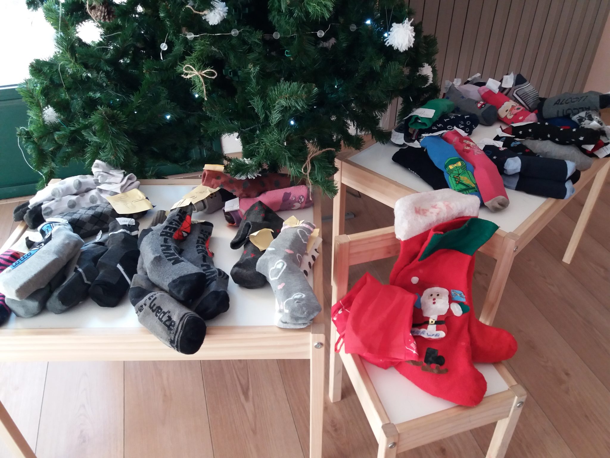 Un'immagine che ritrae giocattolo, peluche, borsa, decorazione natalizia e vigilia di natale.