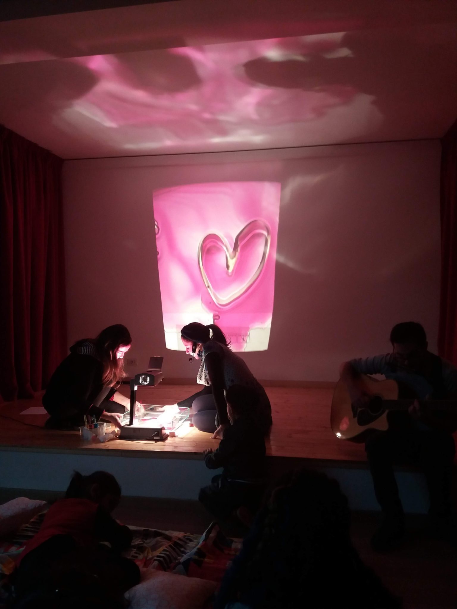 Un'immagine che ritrae rosa, camera, amore e ombra.