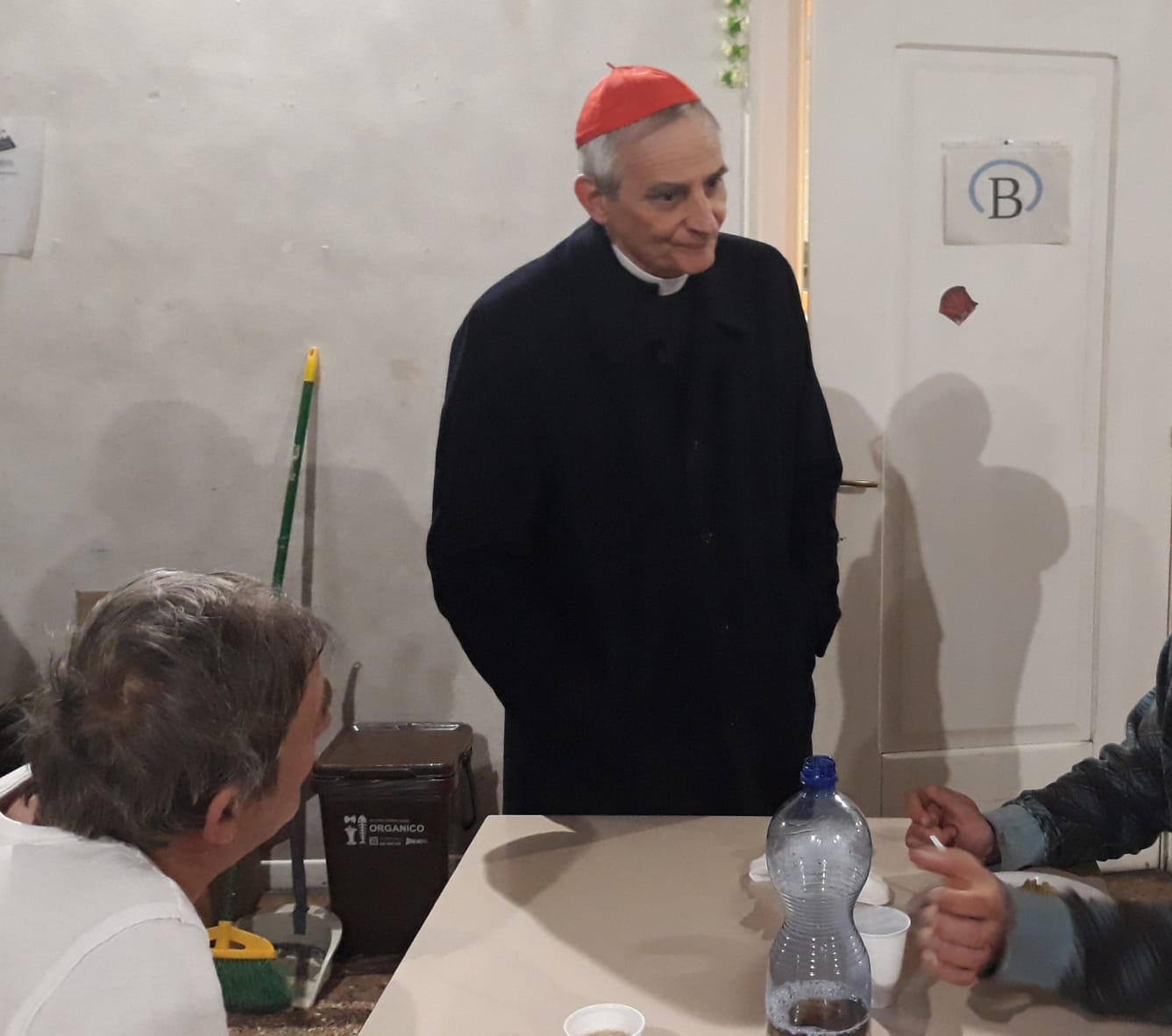 Un'immagine che ritrae clero, vescovo ausiliare, vescovo, vescovo e cardinale.