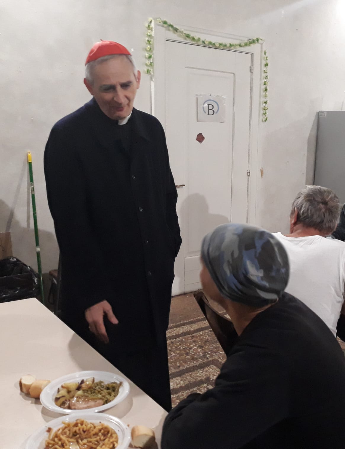 Un'immagine che ritrae clero, vescovo ausiliare, stoviglie, vescovo e stoviglie.
