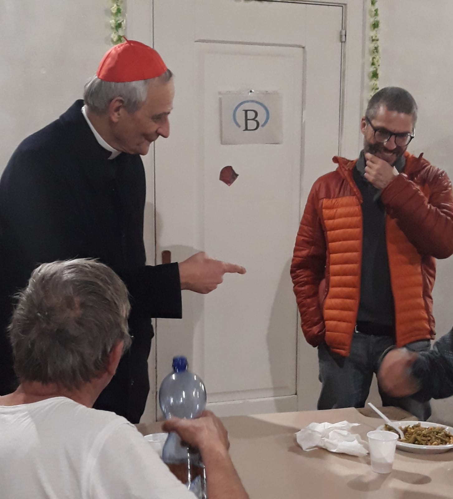 Un'immagine che ritrae polso, clero, conversazione, vescovo ausiliare e vescovo.
