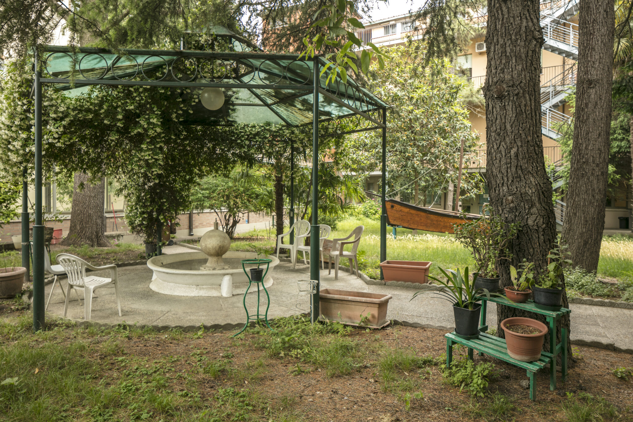 Un'immagine che ritrae giardino, ombra, struttura esterna, cortile e cortile.