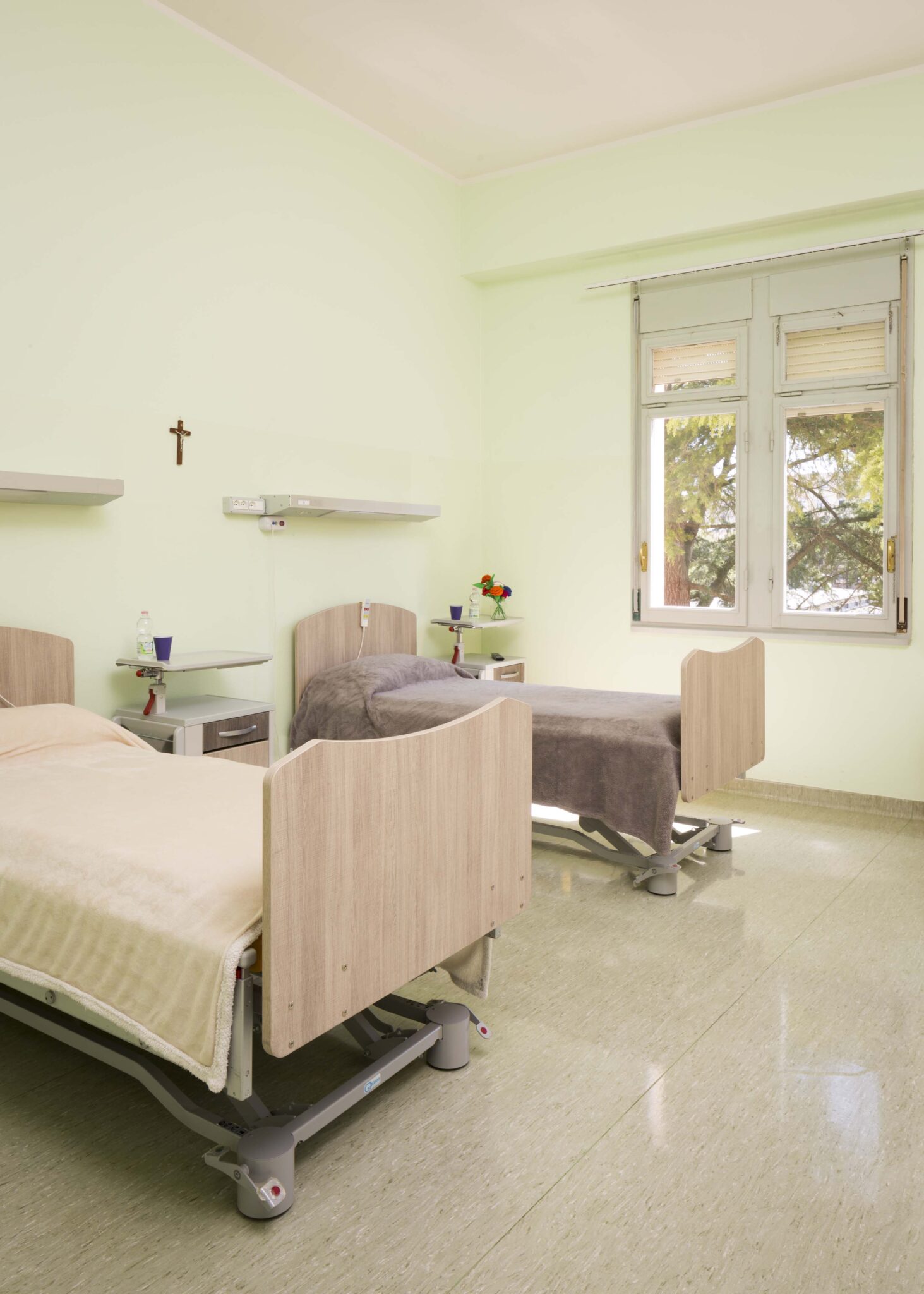 Un'immagine che ritrae mobilia, design d'interni, pavimento, pavimentazione e letto.