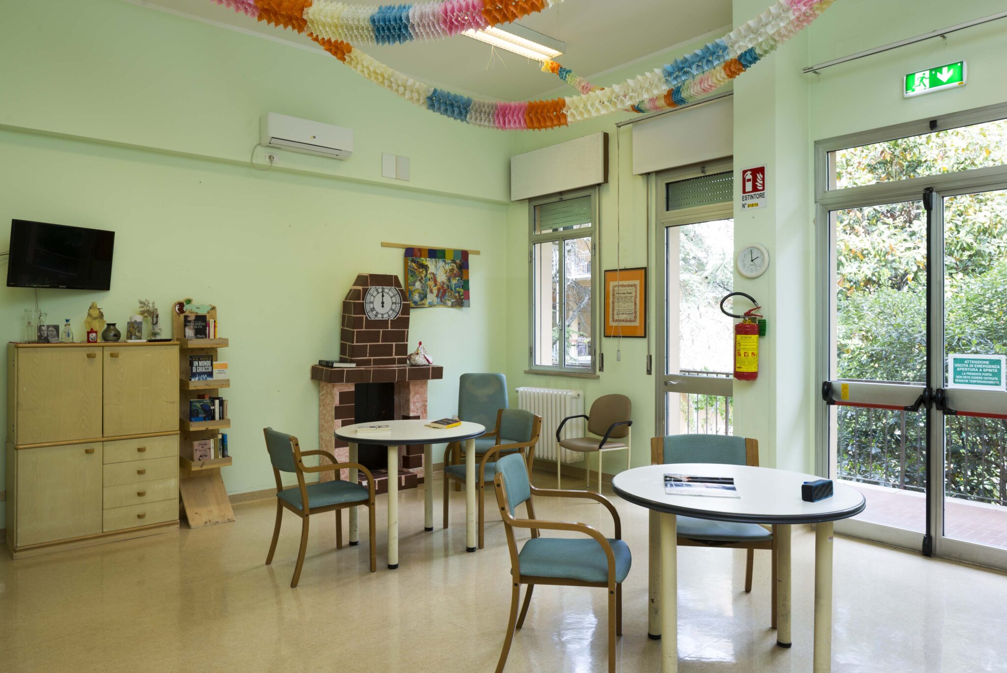 Un'immagine che ritrae mobilia, design d'interni, pavimentazione, soffitto e sedia.