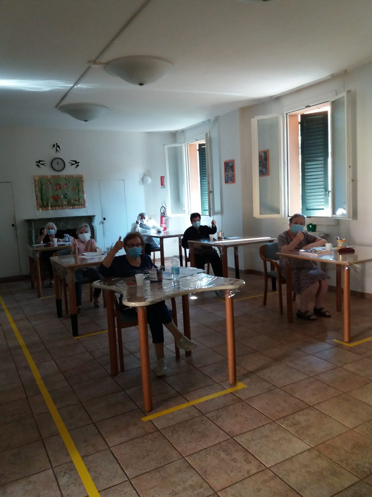 Un'immagine che ritrae mobilia, tavolo, pavimentazione, sedia e pavimento.