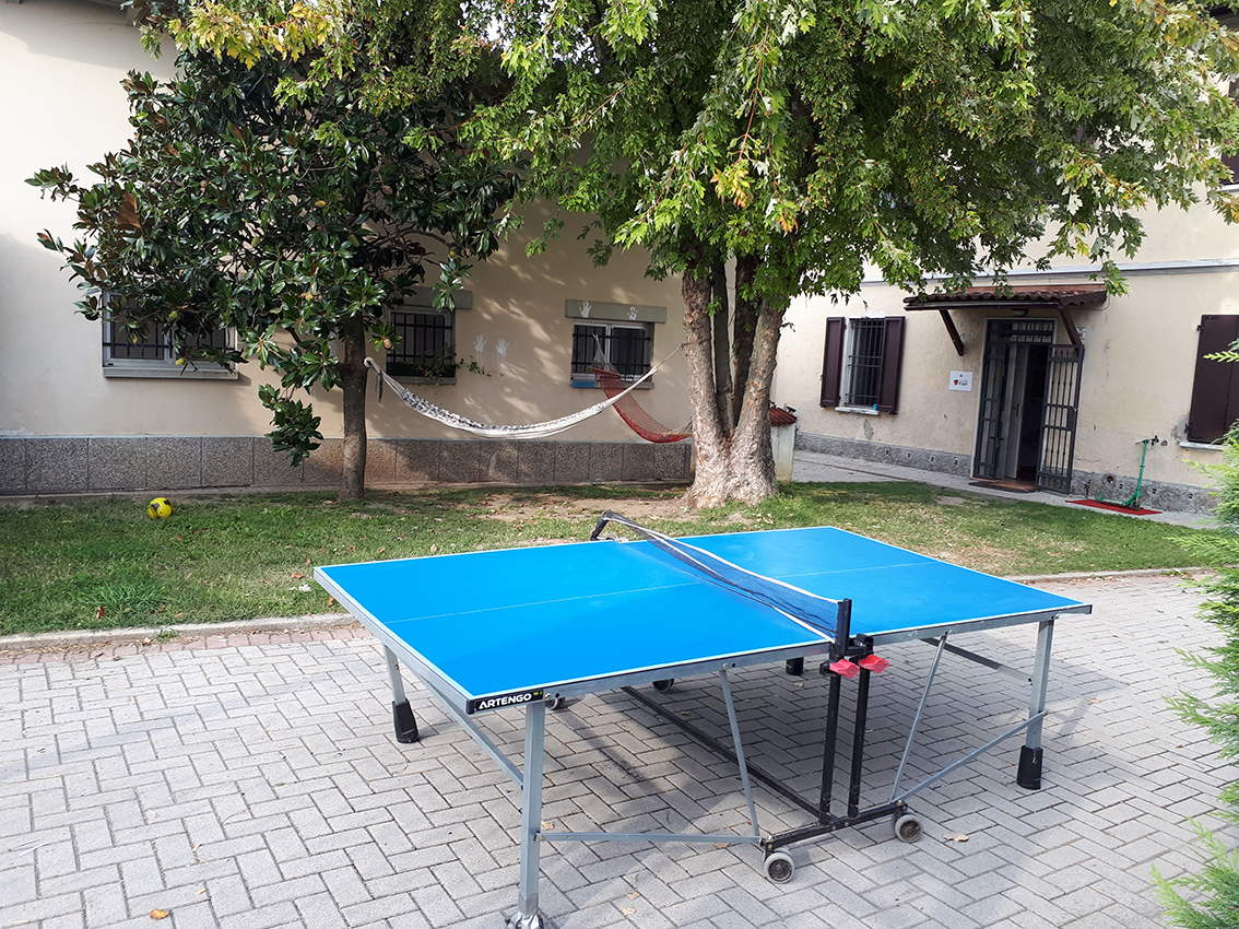 Un'immagine che ritrae tennis da tavolo, sport con racchetta, sport individuale, tavolo e sport.