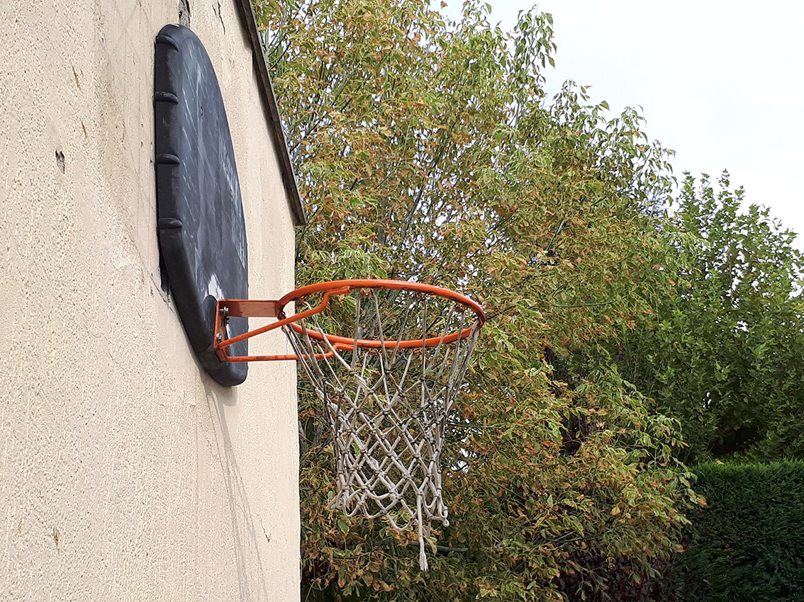 Un'immagine che ritrae canestro da basket, pallacanestro, gioco della palla, netto e pallacanestro.