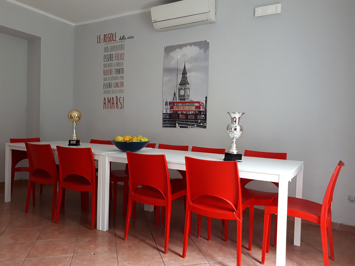 Un'immagine che ritrae mobilia, rosso, design d'interni, sedia e tavolo.