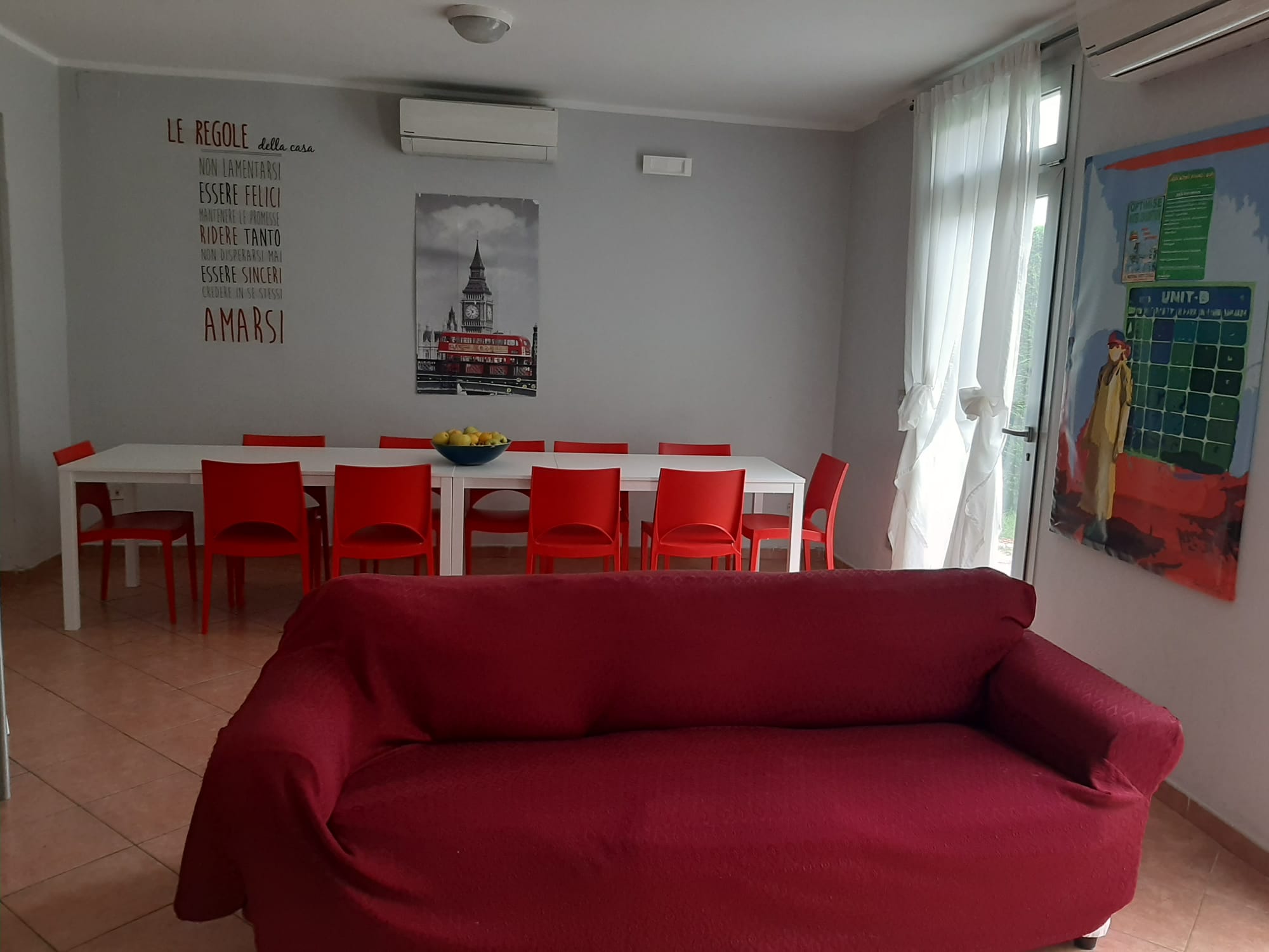 Un'immagine che ritrae mobilia, rosso, pavimentazione, design d'interni e pavimento.