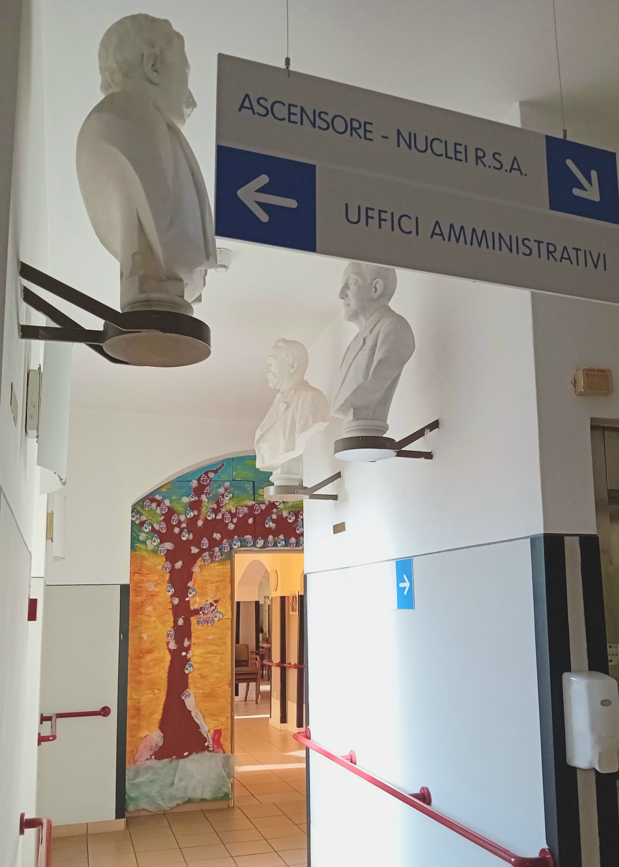 Un'immagine che ritrae soffitto, poster, pubblicità, grafica e pulizia.