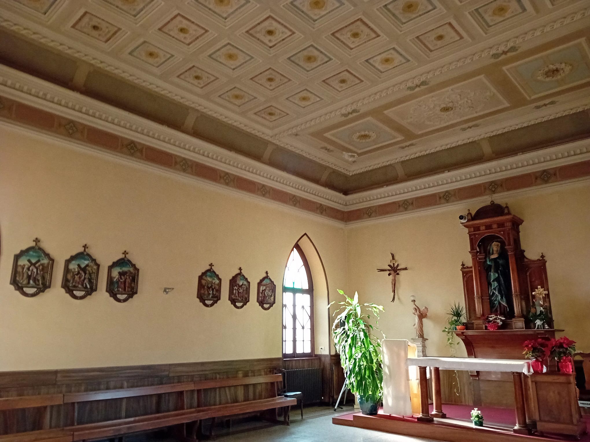Un'immagine che ritrae pavimentazione, pavimento, design d'interni, soffitto e sala.