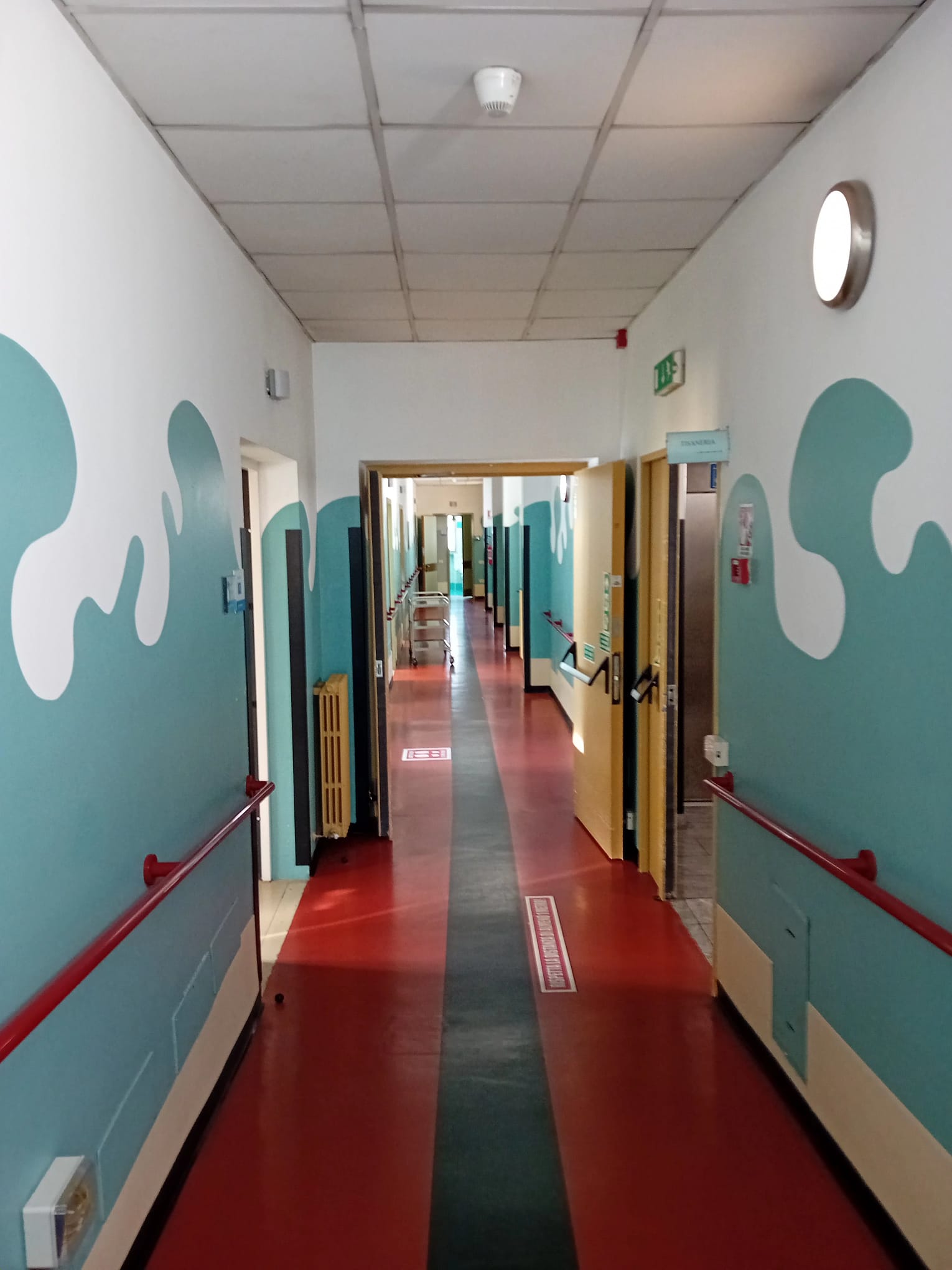 Un'immagine che ritrae pavimentazione, soffitto, pavimento, design d'interni e pavimenti in piastrelle.