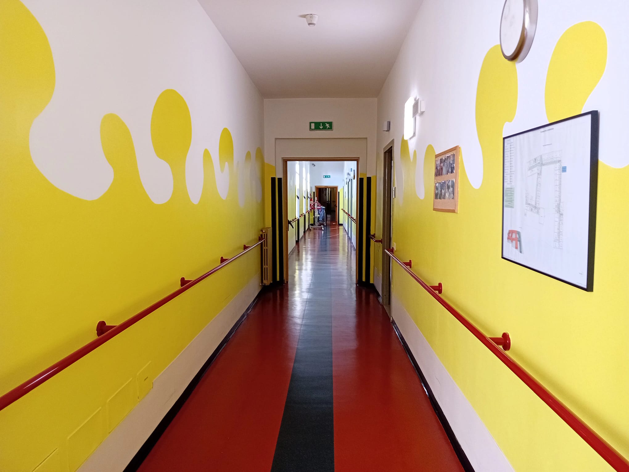 Un'immagine che ritrae parete, pavimentazione, soffitto, pavimento e design d'interni.