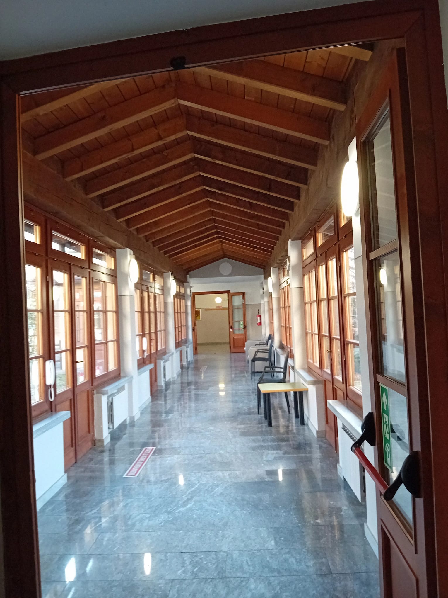 Un'immagine che ritrae legna, pavimentazione, pavimento, soffitto e pavimenti in piastrelle.