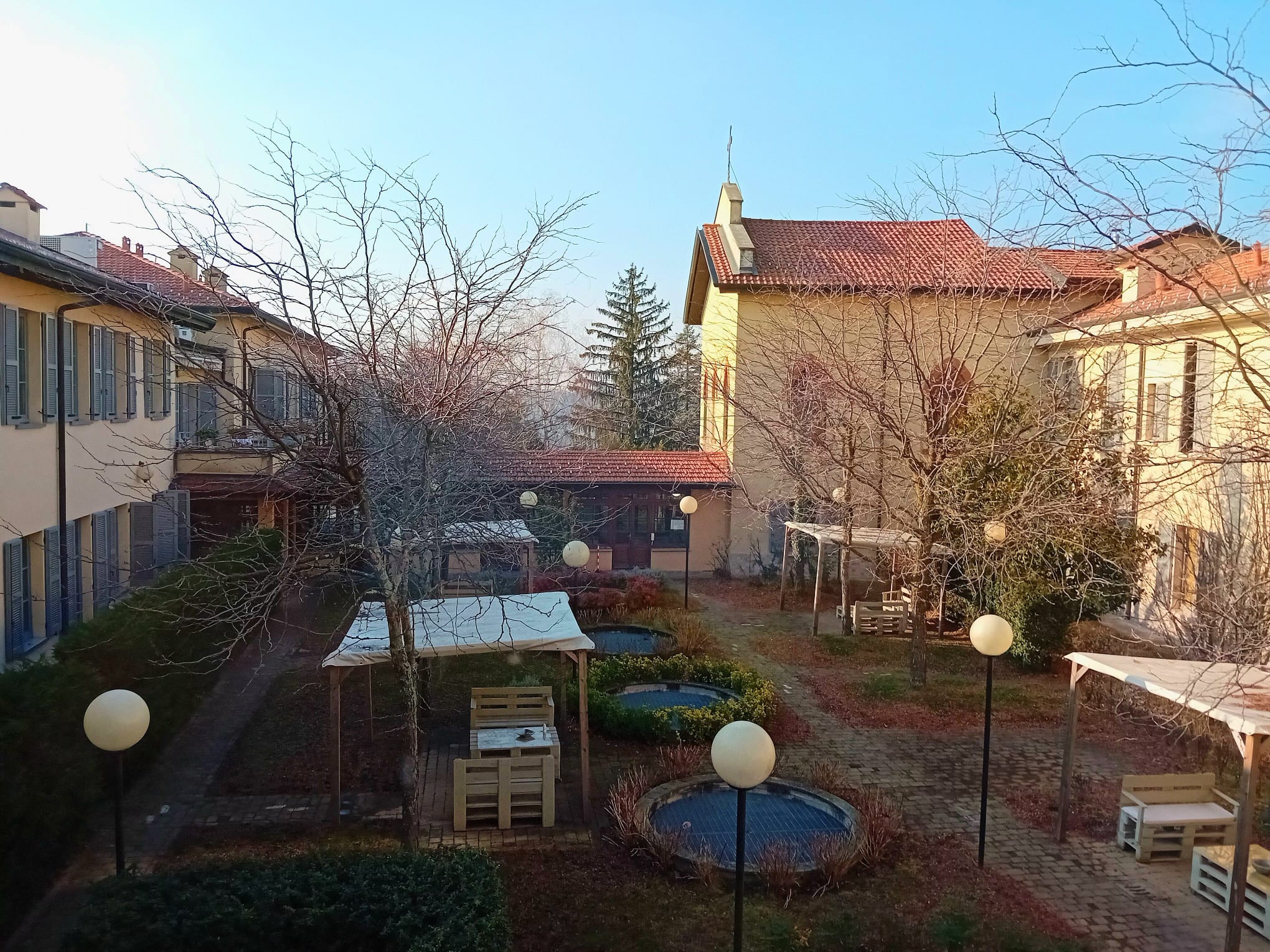 Un'immagine che ritrae casa, arbusto, zona residenziale, cortile e pianta da appartamento.