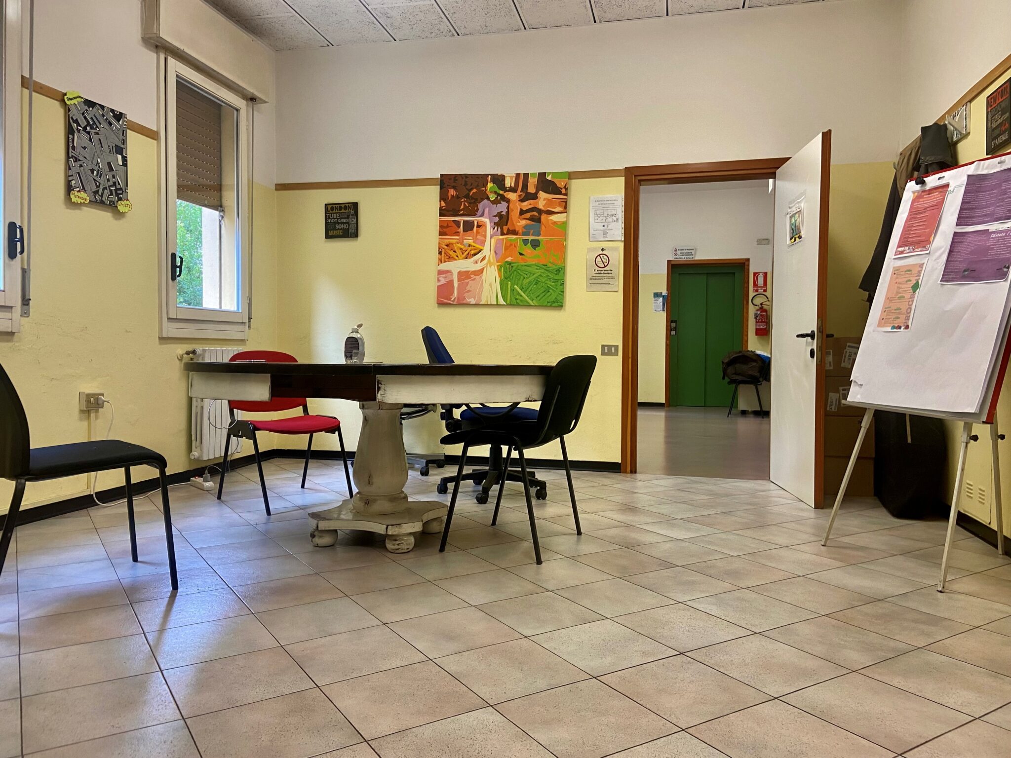 Un'immagine che ritrae mobilia, pavimentazione, parete, pavimento e design d'interni.