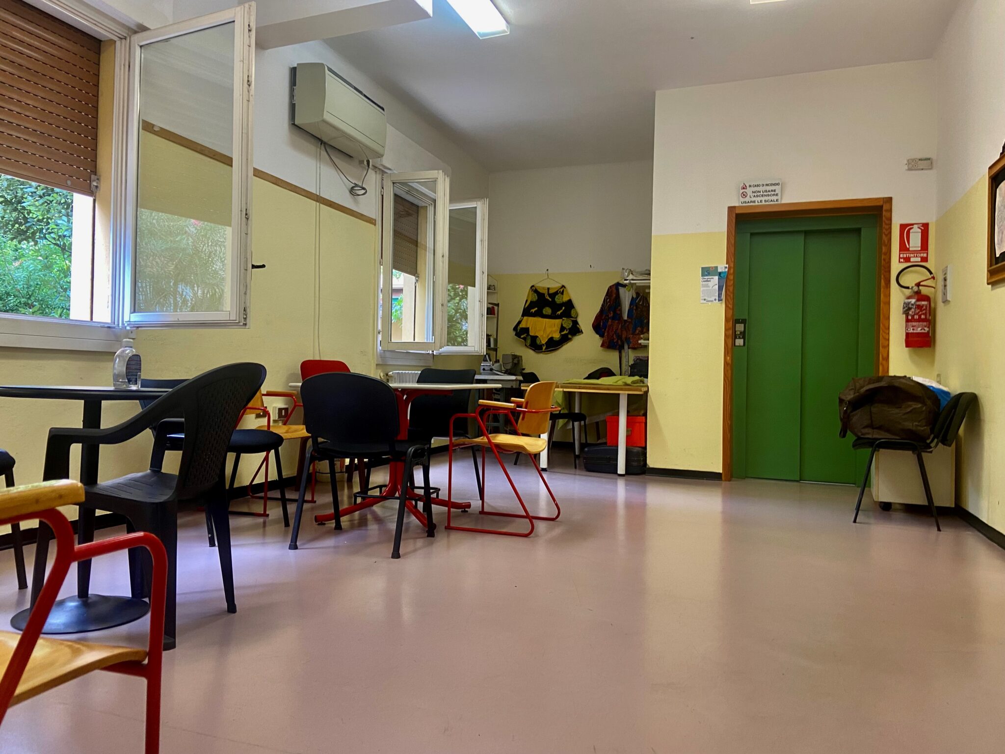 Un'immagine che ritrae mobilia, pavimentazione, design d'interni, pavimento e sedia.