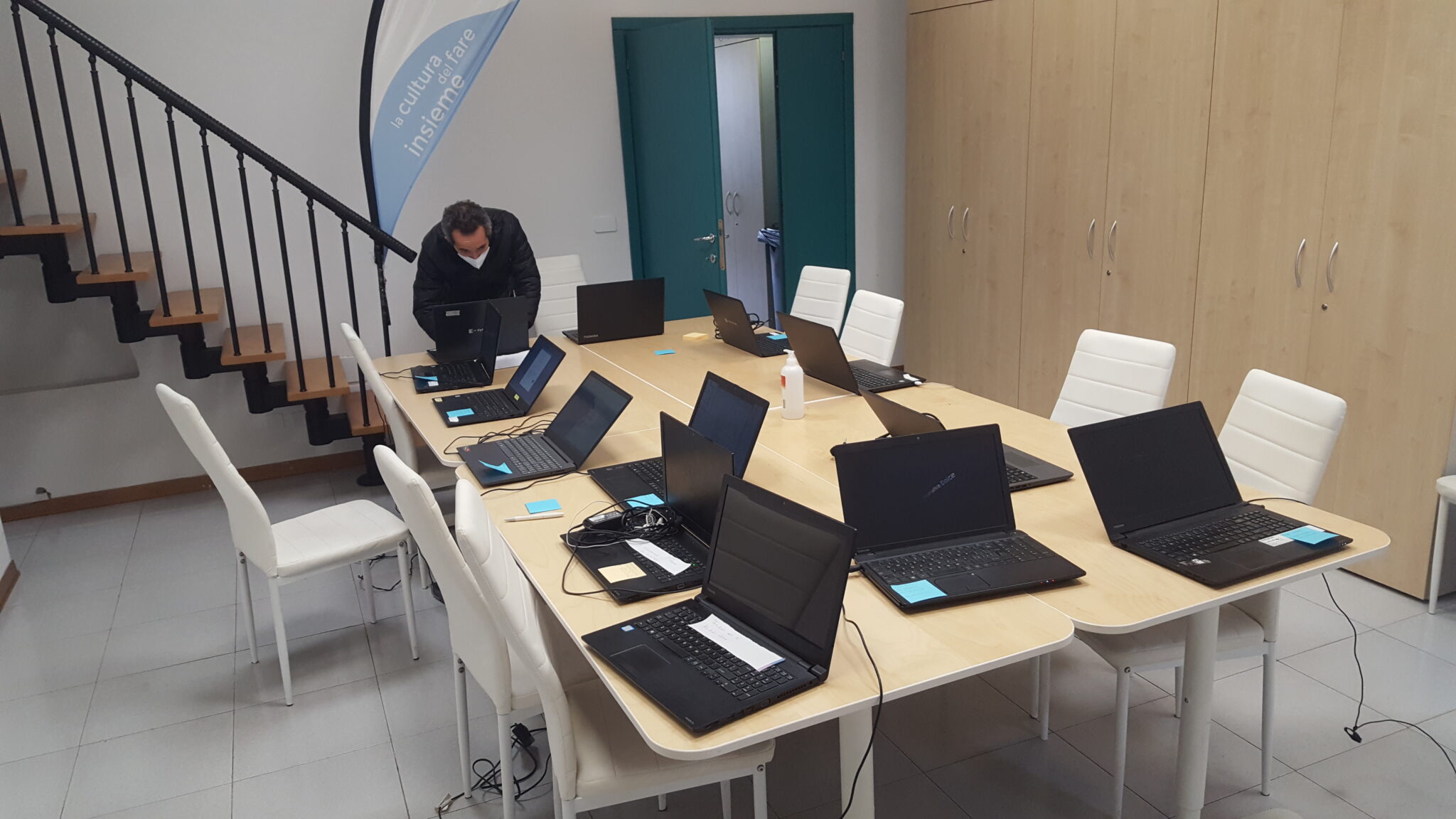 Un'immagine che ritrae mobilia, dispositivo elettronico, tavolo, attrezzature per ufficio e sedia.