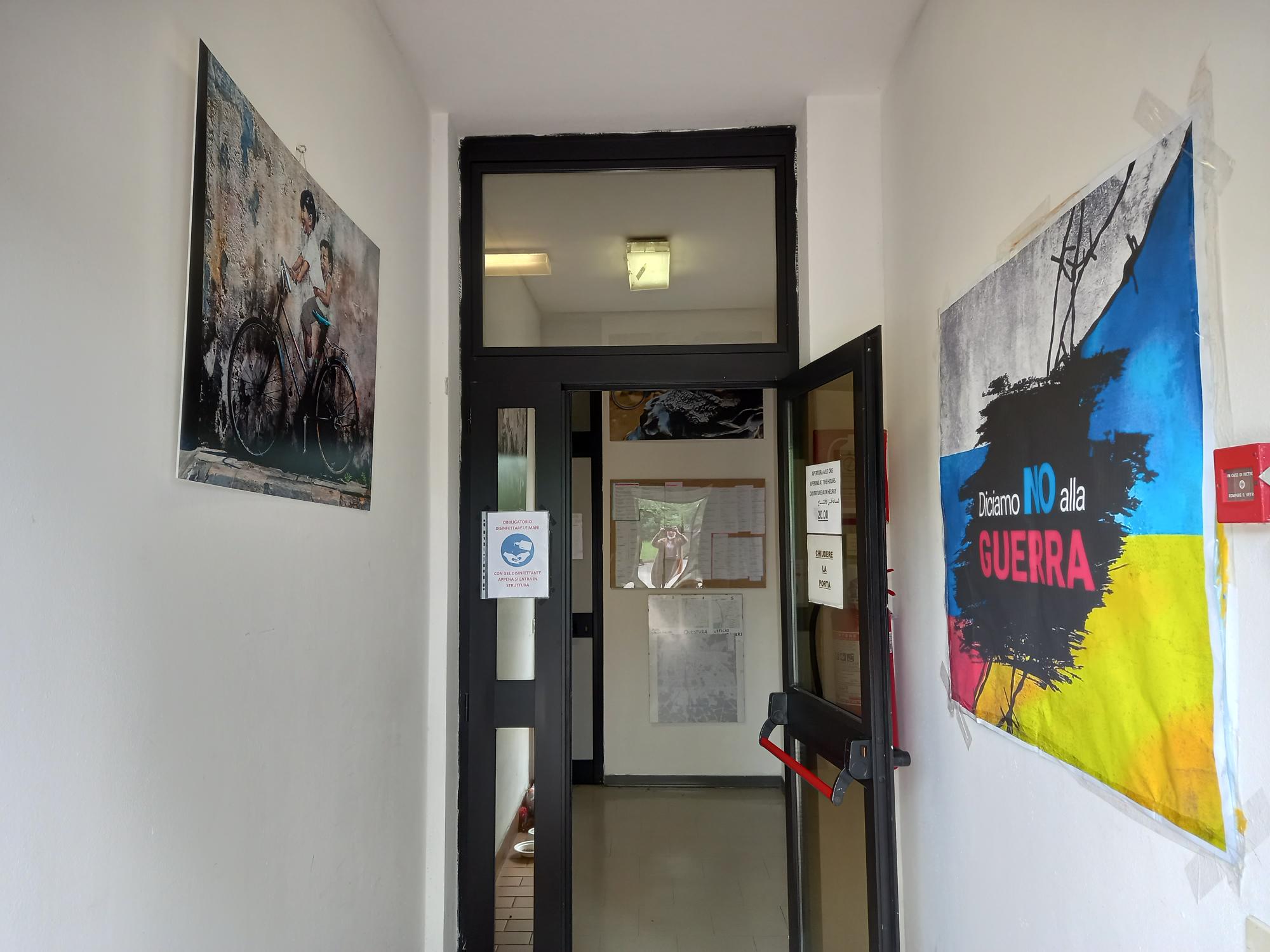 Un'immagine che ritrae parete, design d'interni, porta, poster e grafica.