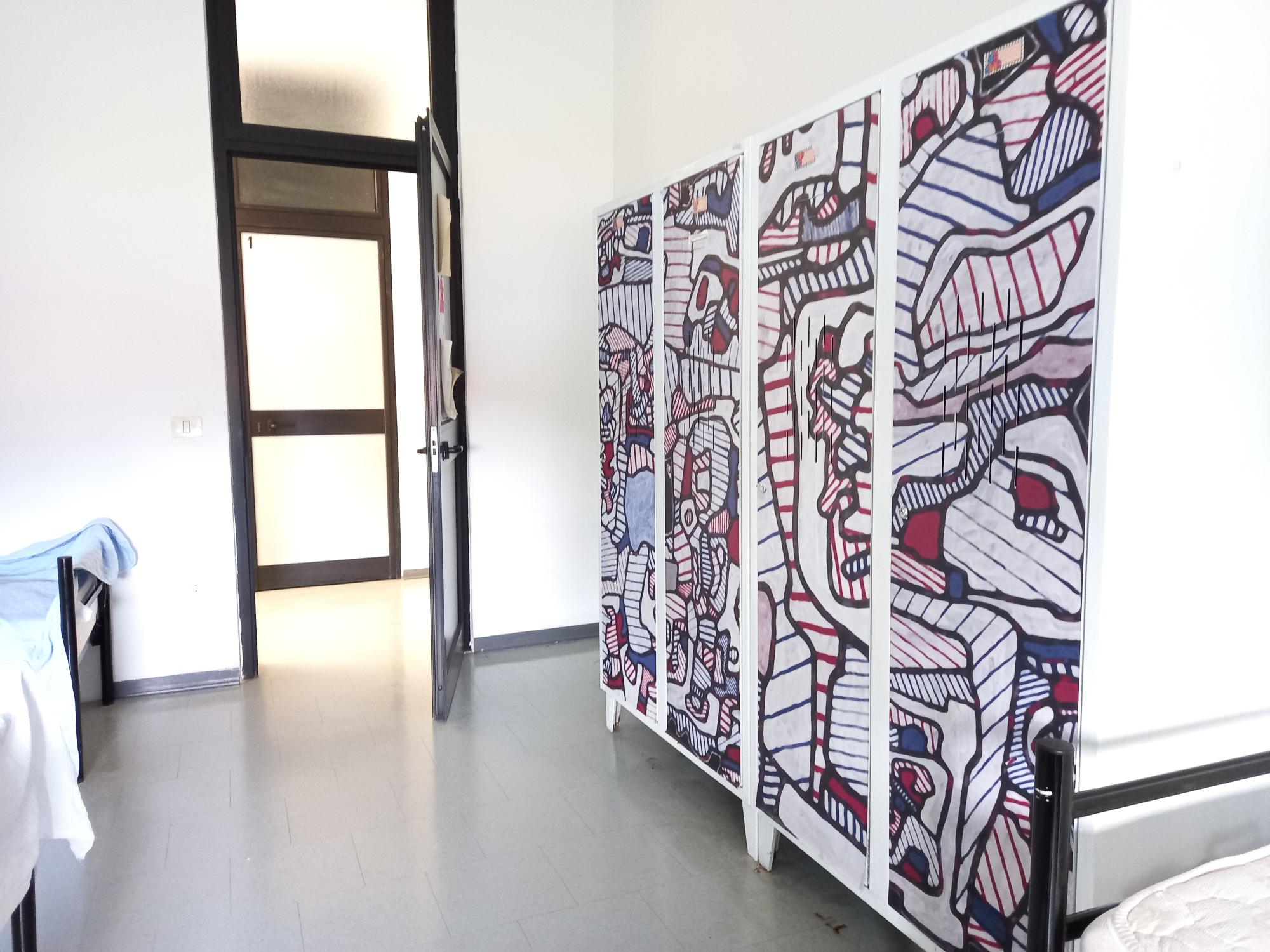 Un'immagine che ritrae pavimentazione, design d'interni, pavimento, colore e arte moderna.