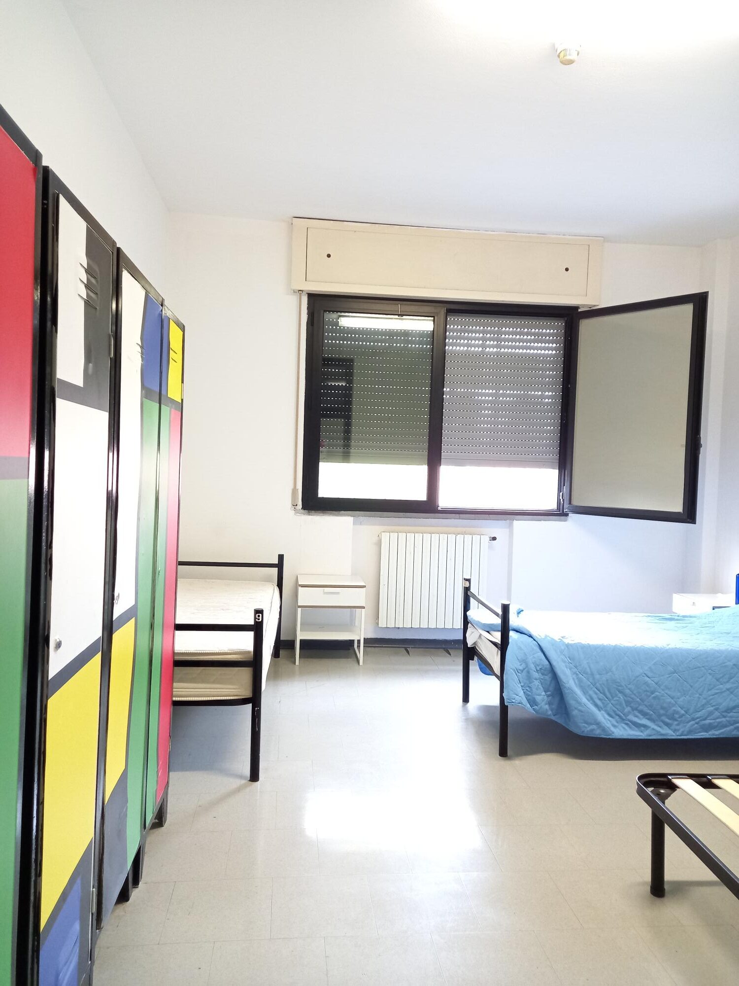 Un'immagine che ritrae pavimentazione, pavimento, design d'interni, mobilia e soffitto.
