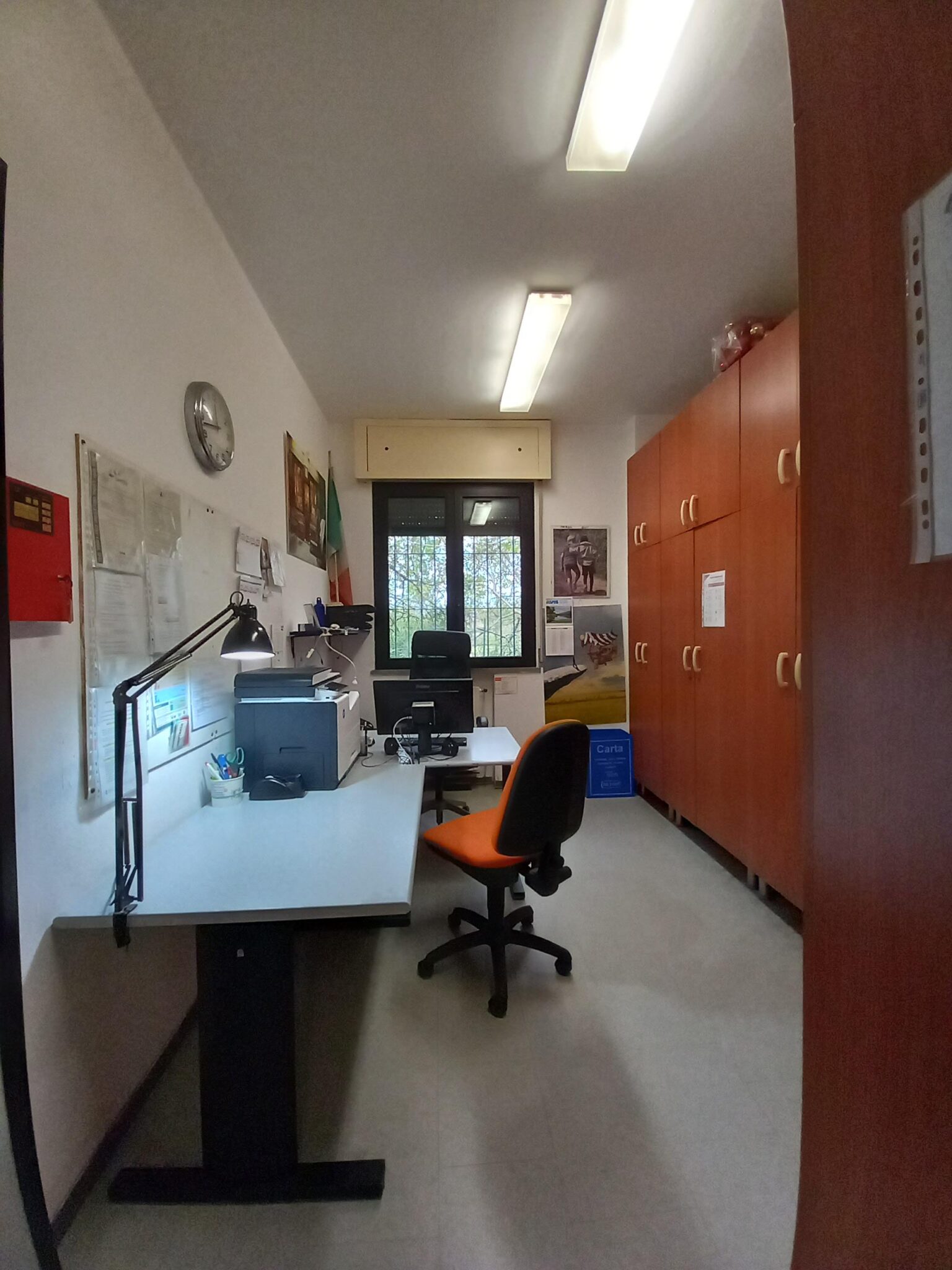 Un'immagine che ritrae mobilia, design d'interni, pavimentazione, scrivania e pavimento.