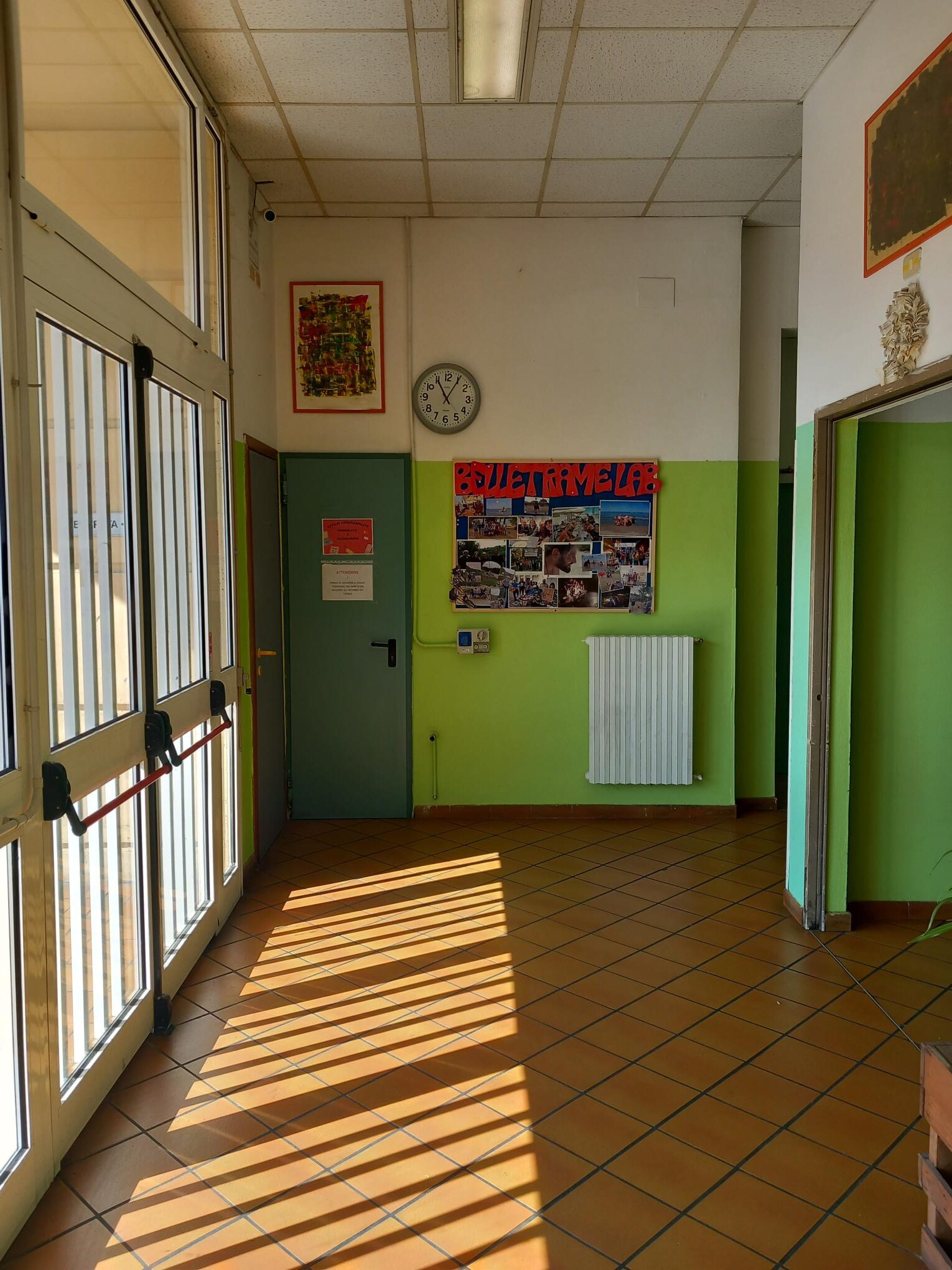 Un'immagine che ritrae pavimentazione, parete, pavimento, legna e design d'interni.