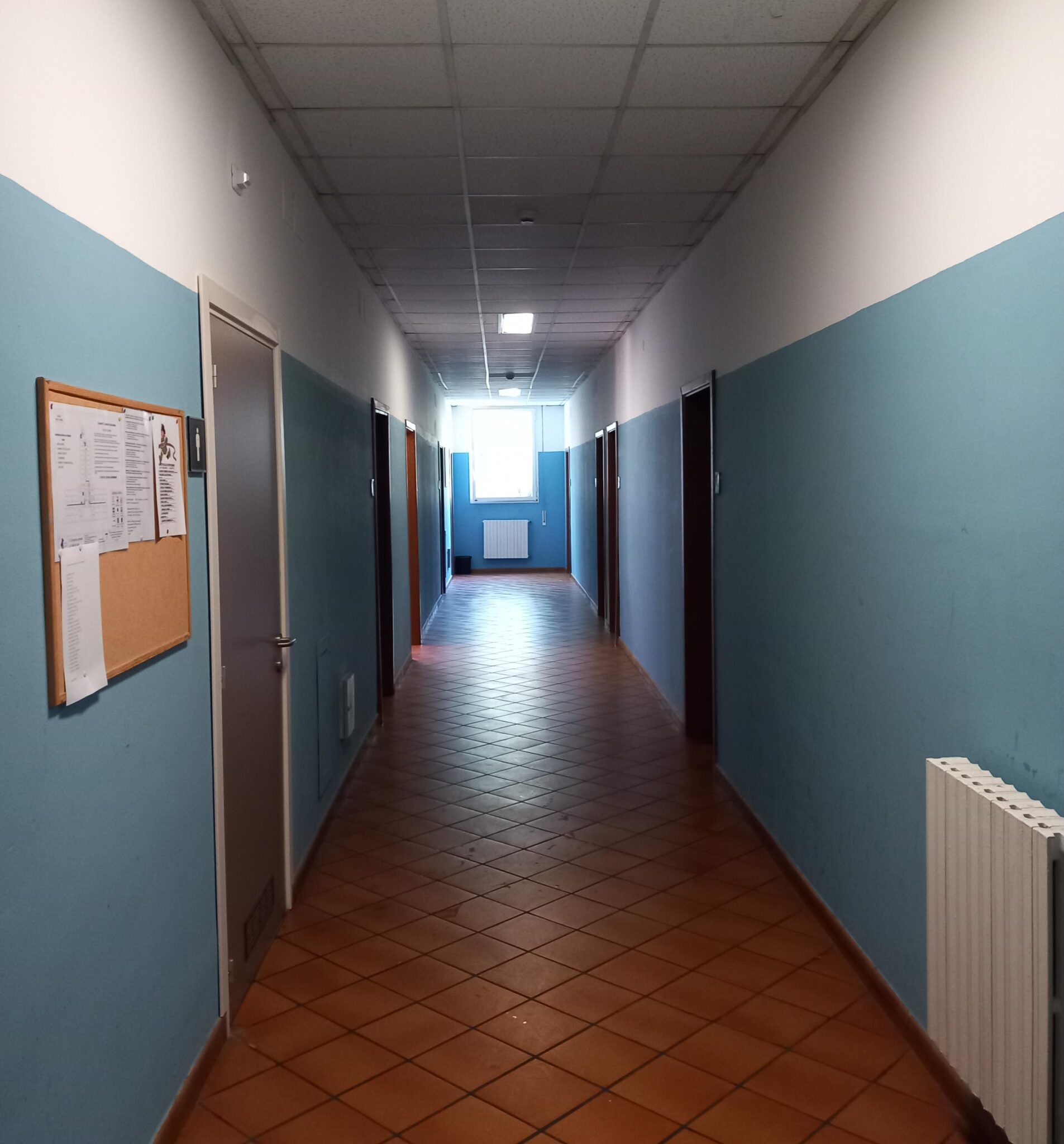 Un'immagine che ritrae pavimentazione, pavimento, parete, design d'interni e soffitto.