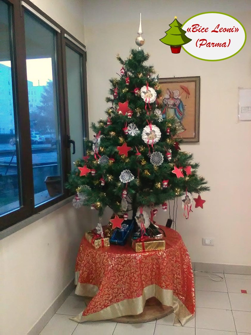 Un'immagine che ritrae decorazione natalizia, albero di natale, ornamento natalizio, giorno di natale e decorazione natalizia.