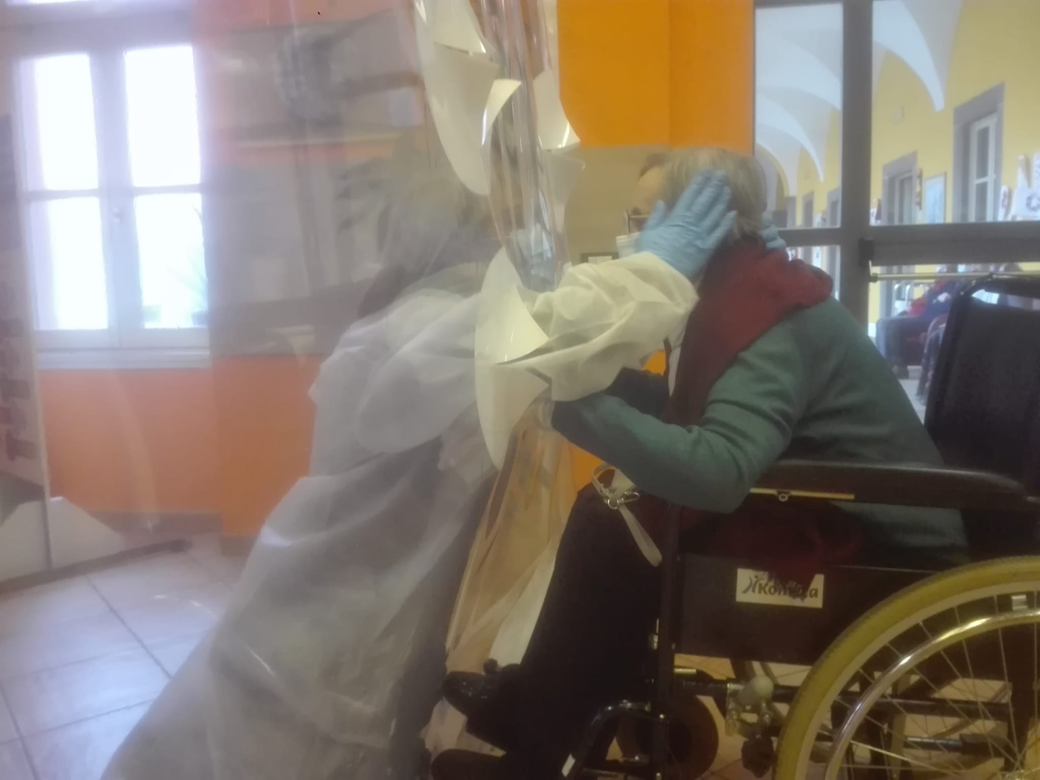 Un'immagine che ritrae sedia a rotelle, attrezzature mediche e pulizia.
