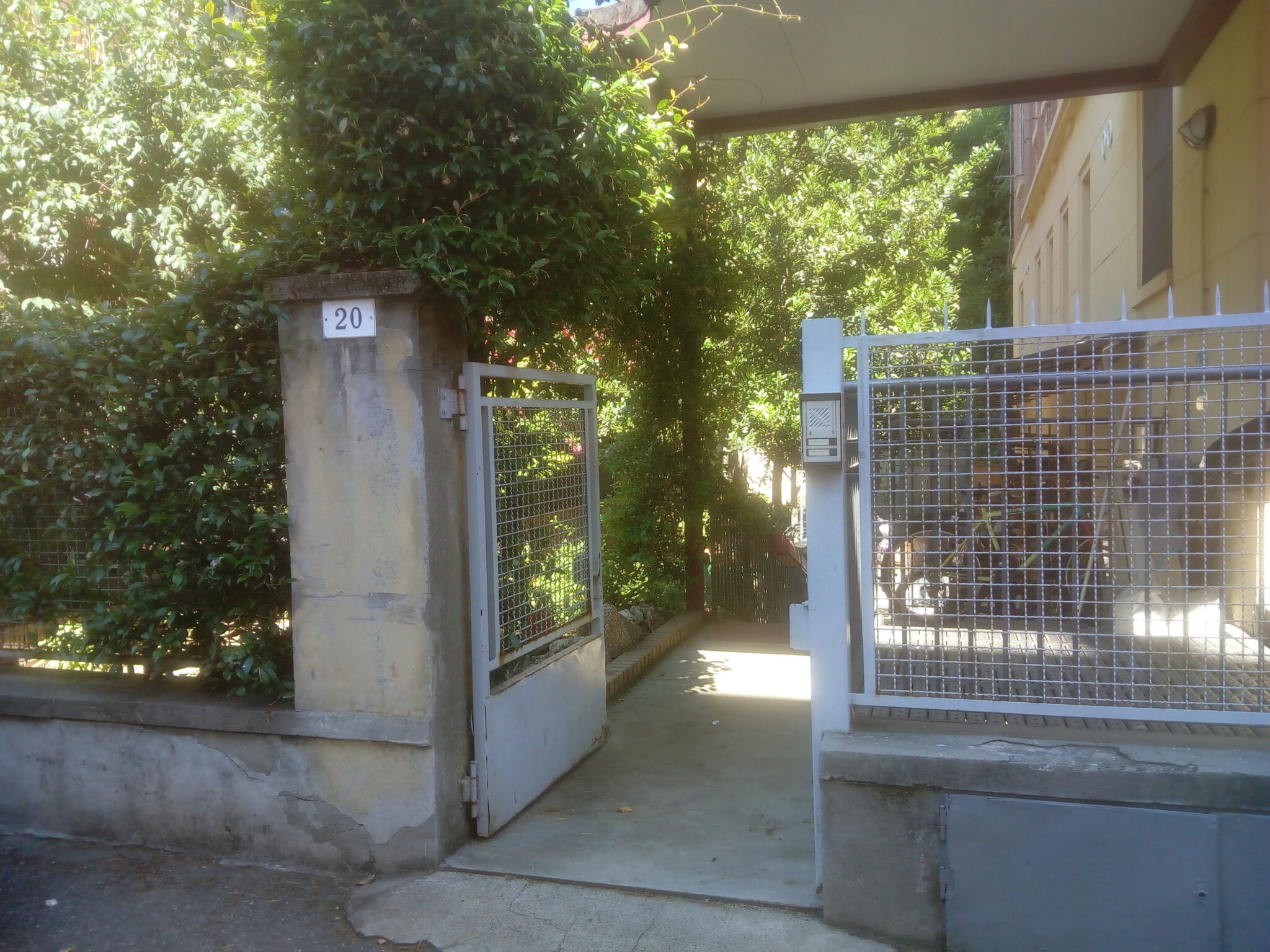 Un'immagine che ritrae recinzione, metallo, ferro, cancello e recinzioni domestiche.