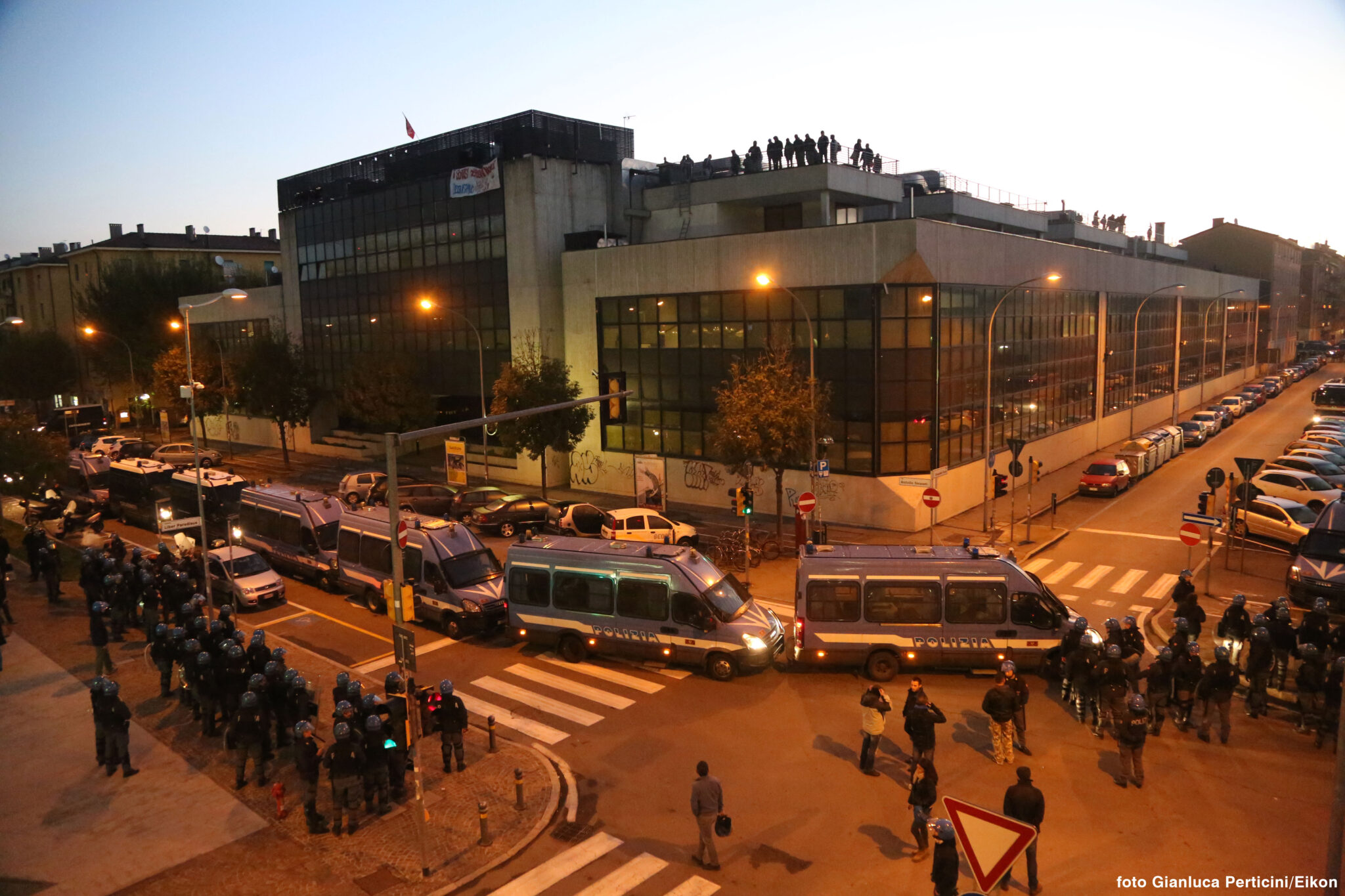 Un'immagine che ritrae auto familiare, furgone, auto di medie dimensioni, traffico e auto di grandi dimensioni.