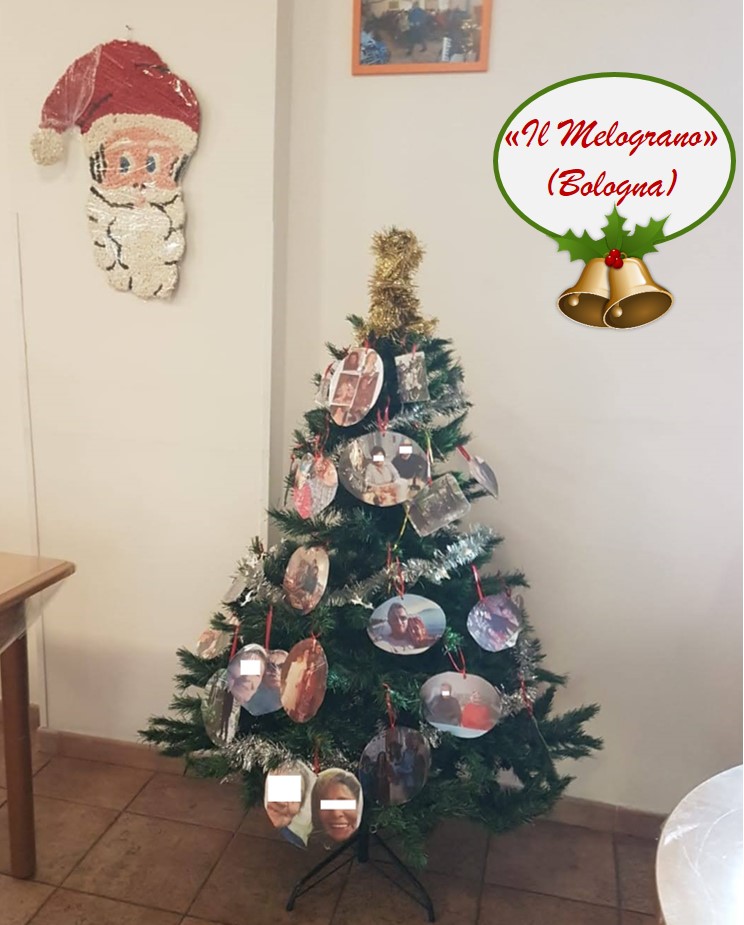 Un'immagine che ritrae decorazione natalizia, ornamento natalizio, albero di natale, giorno di natale e decorazione natalizia.