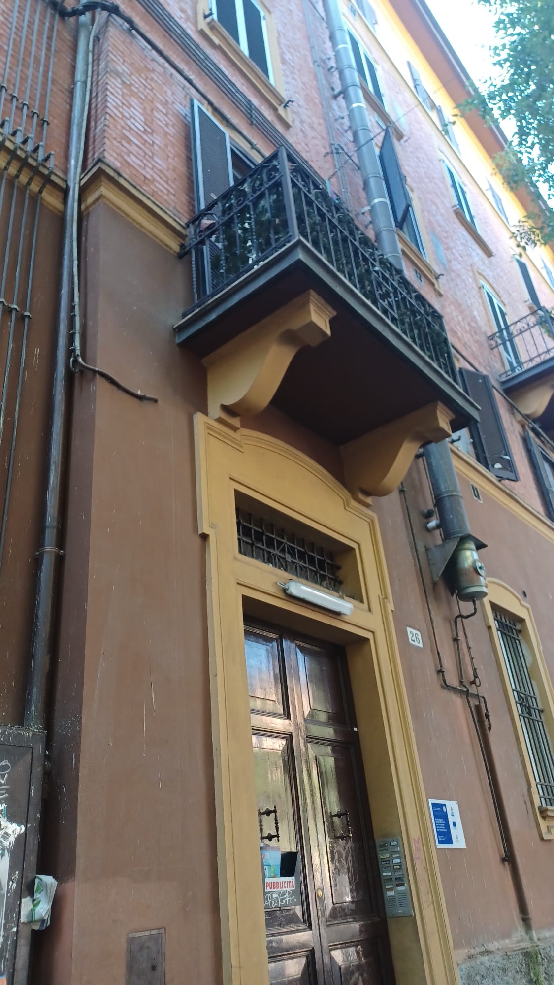 Un'immagine che ritrae porta, bicchiere, stampaggio, porta di casa e illuminazione diurna.