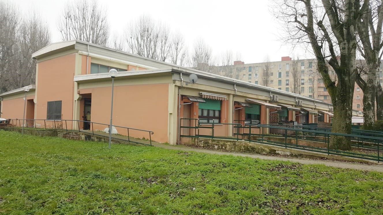 Un'immagine che ritrae zona residenziale, insediamento umano, ombra e cortile.